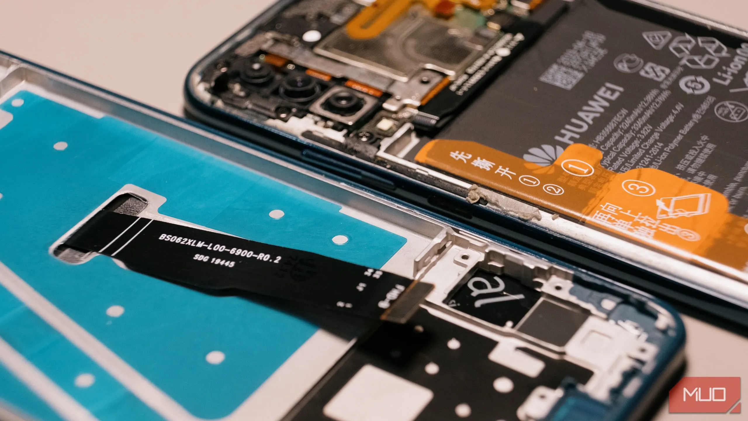 Cận cảnh quy trình tự thay thế linh kiện điện thoại smartphone