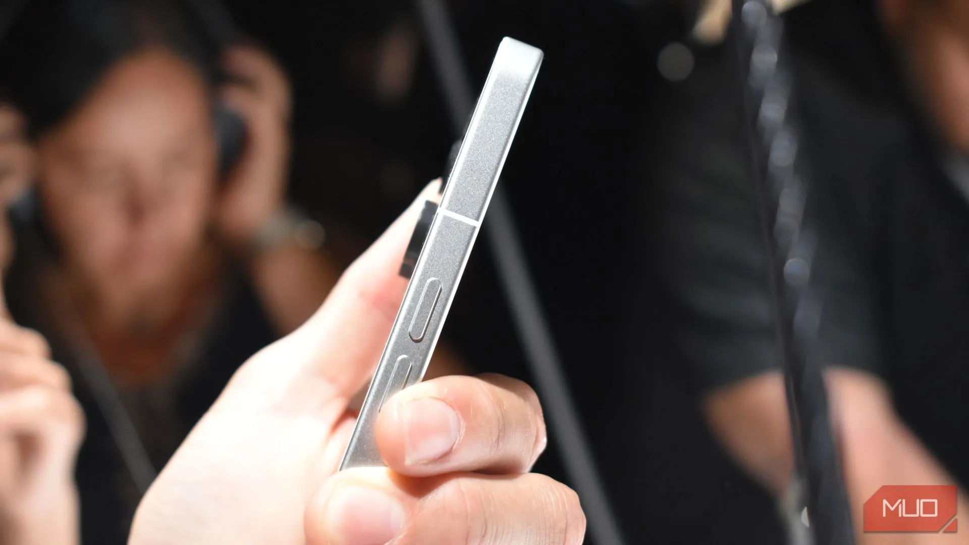 Cạnh bên mỏng của Nothing Phone 3, tôn lên thiết kế nguyên khối và hiện đại của điện thoại.
