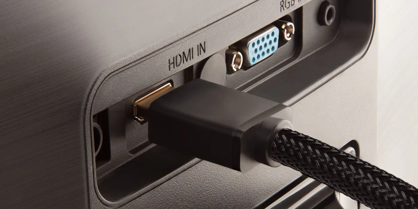 Cáp HDMI 8K chất lượng cao được cắm vào cổng HDMI, thể hiện tầm quan trọng của việc kiểm tra loại đầu nối và đảm bảo tương thích với các cổng trên TV và thiết bị, đặc biệt đối với cáp hỗ trợ các chuẩn mới như HDMI 2.1.