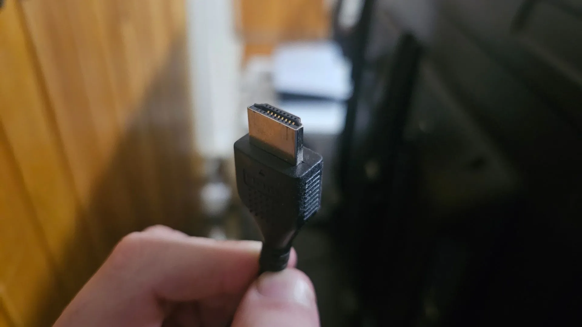 Cáp HDMI bẩn có thể gây ra lỗi màn hình đen trên Roku TV.