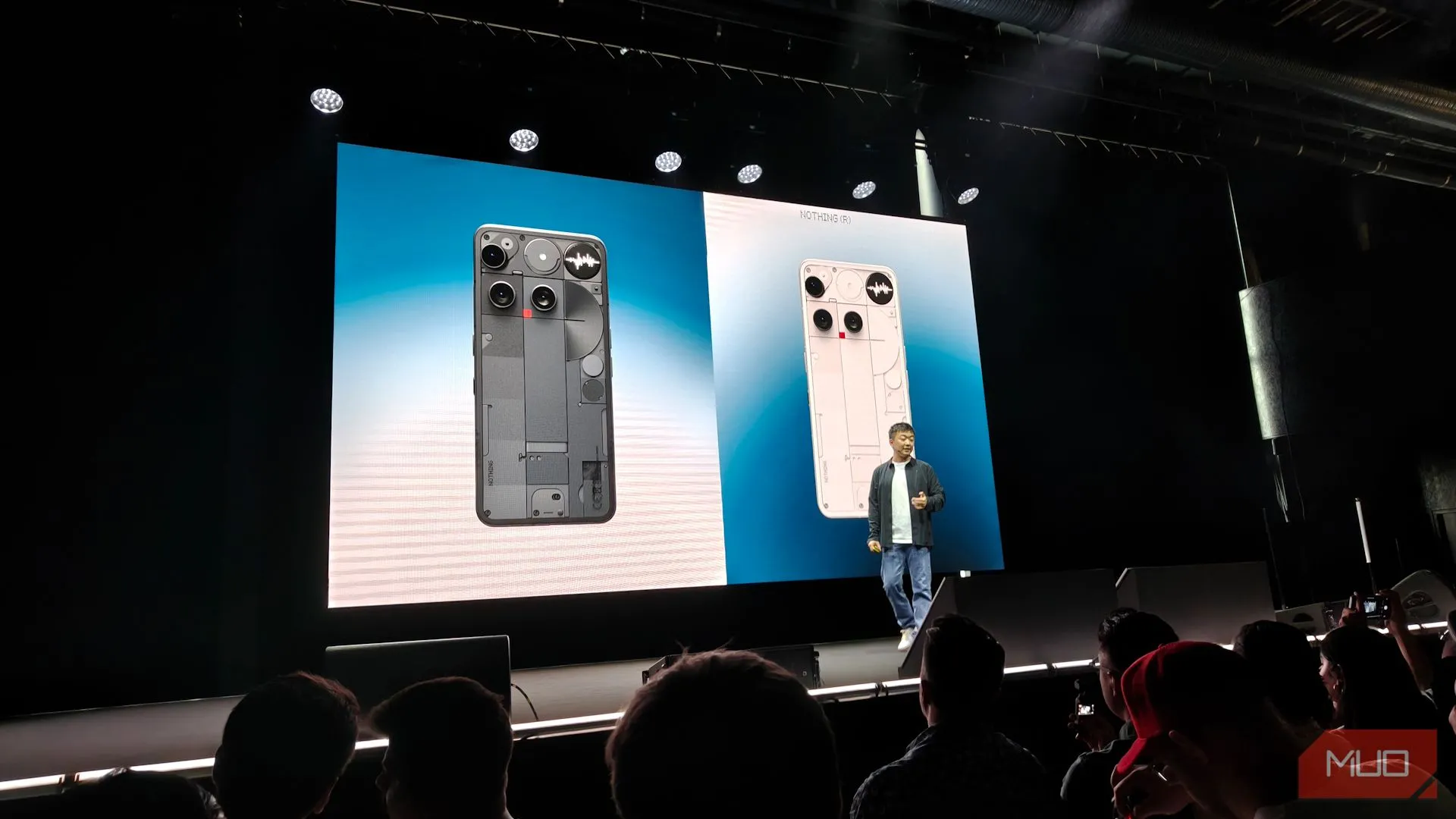 Carl Pei, CEO Nothing, trên sân khấu ra mắt Nothing Phone 3, giới thiệu chiếc điện thoại flagship mới.
