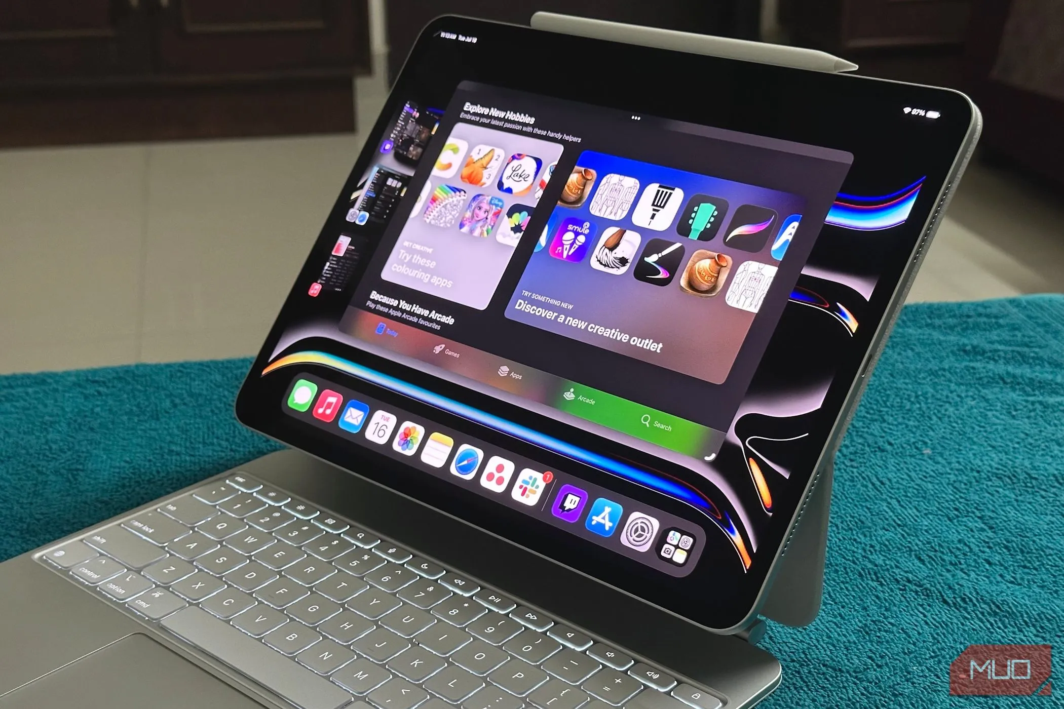 Chế độ Stage Manager trên iPad Pro kết nối với bàn phím Magic Keyboard