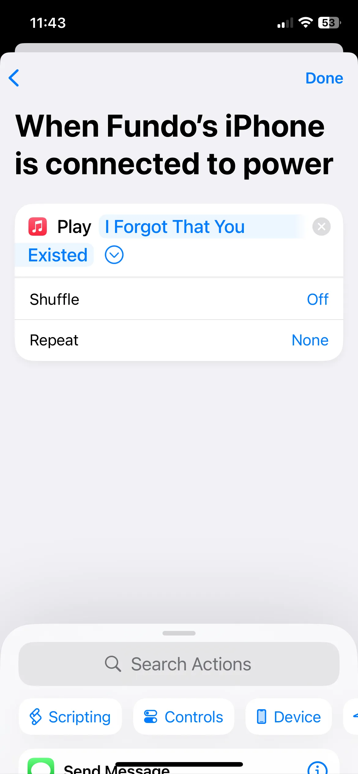 Chọn một bài hát từ thư viện Apple Music trong hành động Phát Nhạc của Phím tắt, thiết lập âm báo sạc pin iPhone.