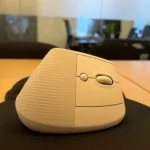 Chuột không dây Logitech đặt trên bàn làm việc gọn gàng, không vướng dây cáp