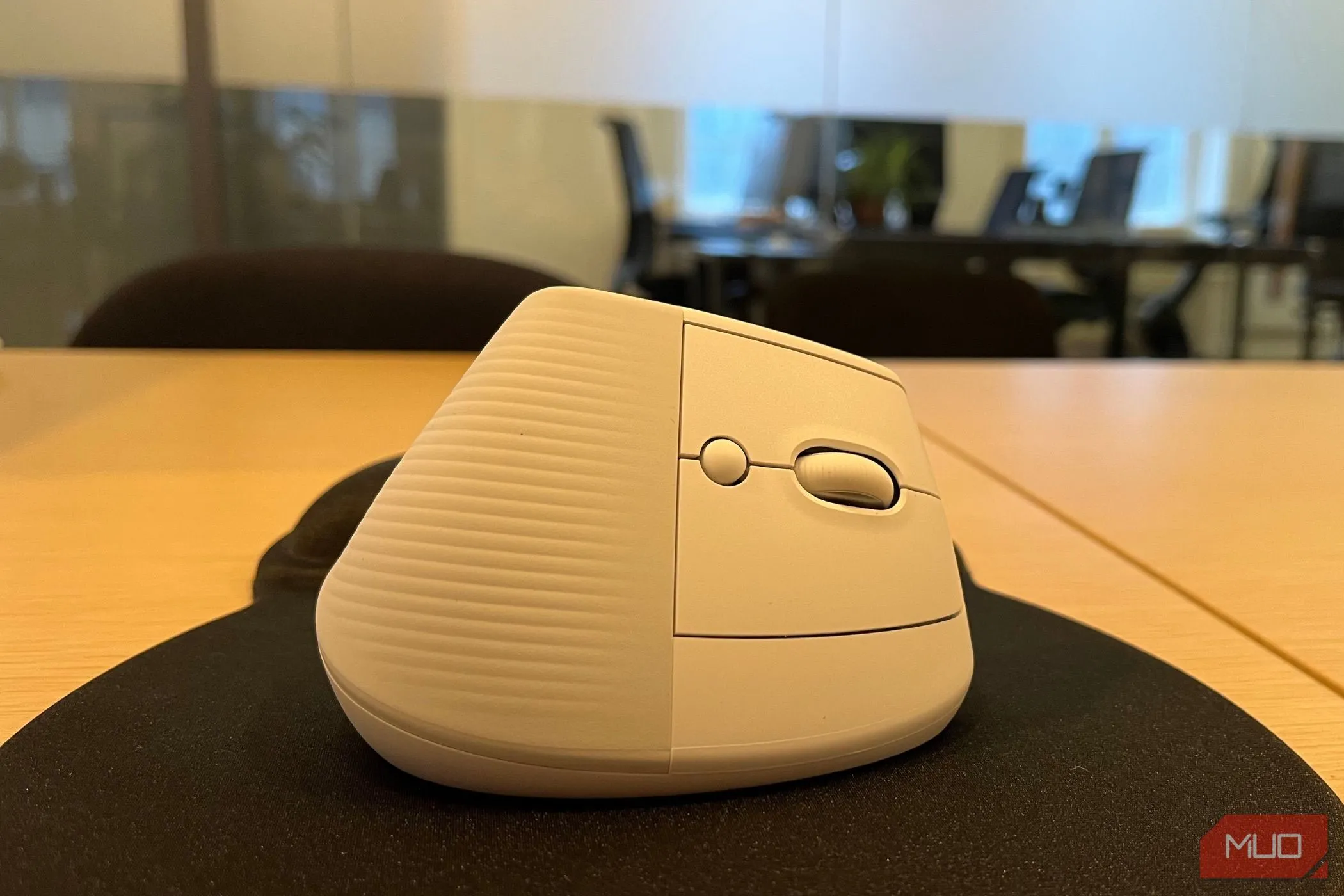 Chuột không dây Logitech đặt trên bàn làm việc gọn gàng, không vướng dây cáp
