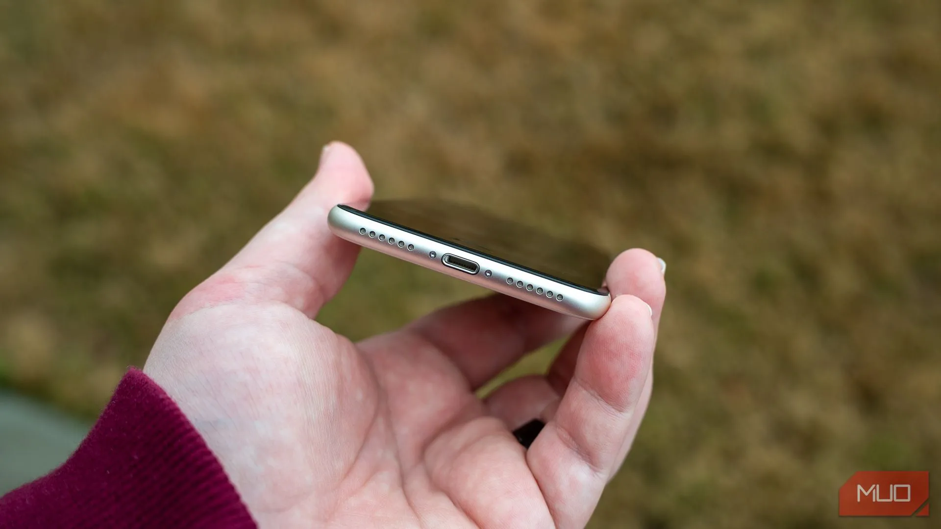 Cổng Lightning trên iPhone SE 2022, minh họa sự cần thiết chuyển sang USB-C và MagSafe
