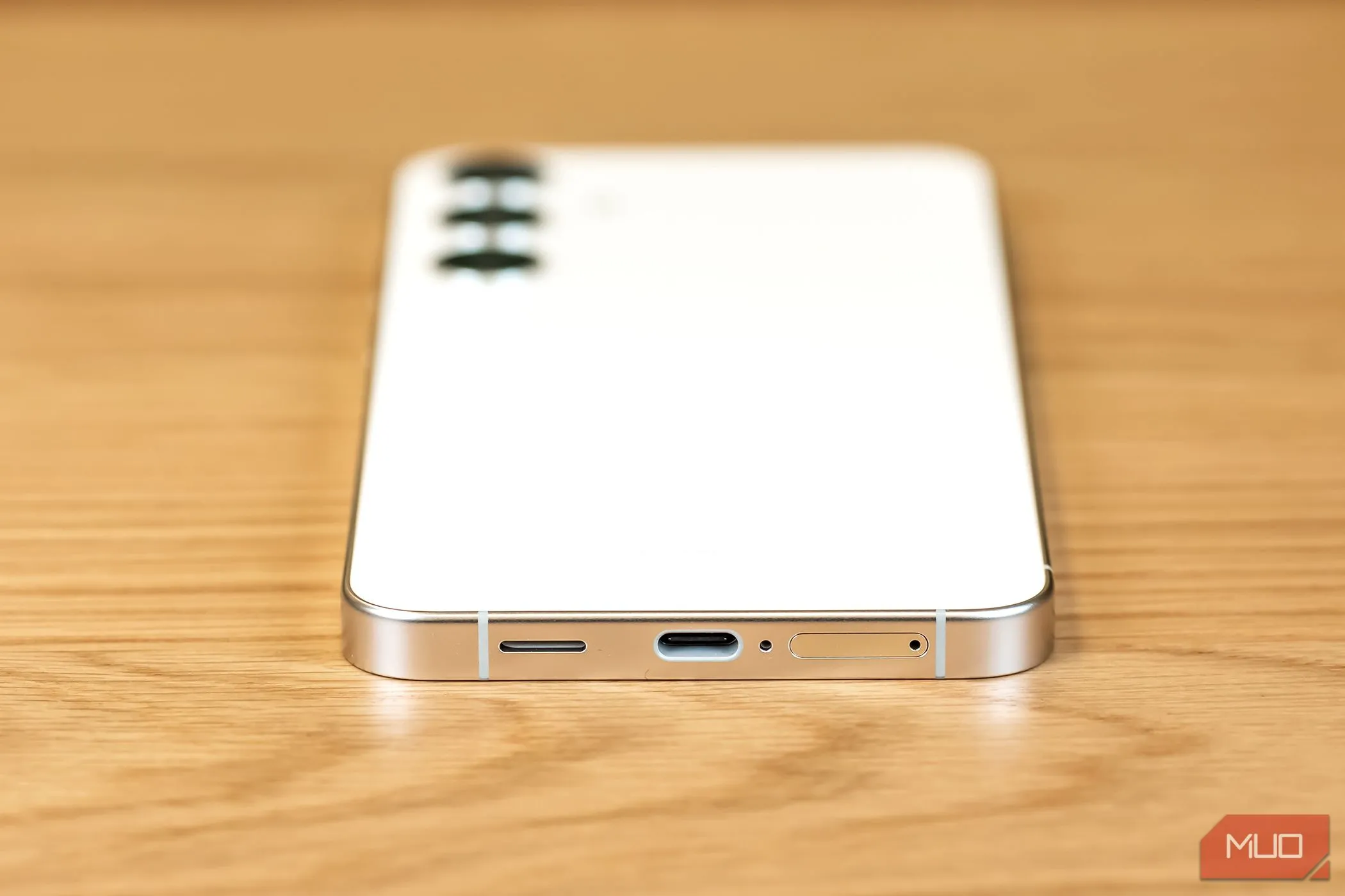 Cổng sạc và micrô dưới cùng của điện thoại Samsung Galaxy S24 Plus