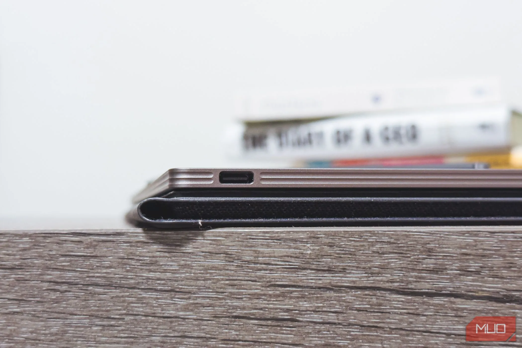 Cổng USB-C của reMarkable Paper Pro nhìn cận cảnh, cho thấy khả năng sạc nhanh và kết nối của thiết bị E Ink.