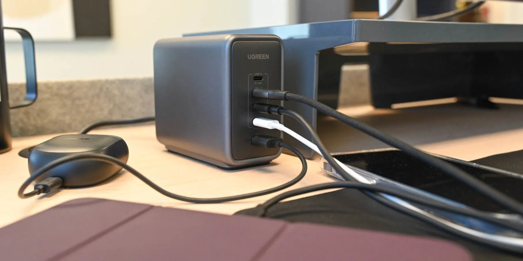 Củ sạc USB-C UGreen Nexode 300W đang sạc nhiều thiết bị, minh họa khả năng tản nhiệt hiệu quả của sạc có dây