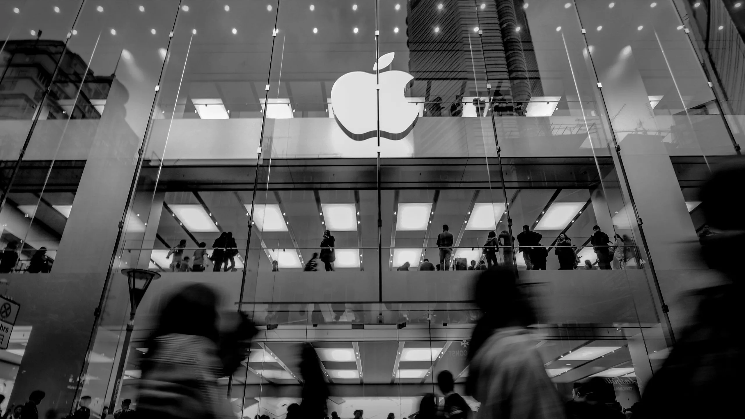 Cửa hàng Apple với kiến trúc đặc trưng, biểu tượng của hãng công nghệ lớn đang đối mặt với vụ kiện bồi thường liên quan đến quyền riêng tư của trợ lý ảo Siri.