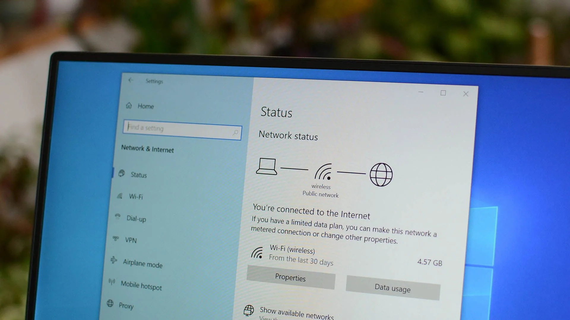 Cửa sổ thuộc tính trạng thái mạng trong cài đặt Windows, minh họa cài đặt kết nối mạng để tăng cường bảo mật trên WiFi công cộng.