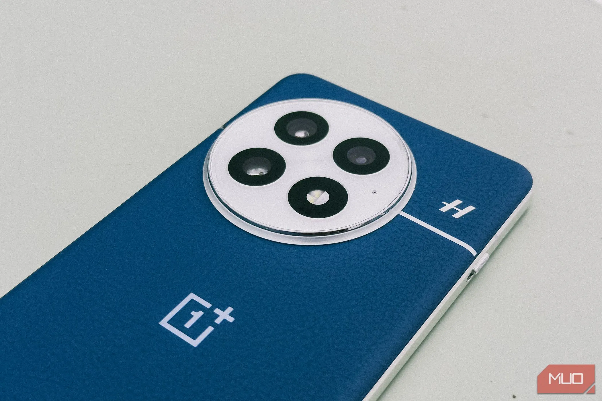Cụm camera Hasselblad ba ống kính 50MP ở mặt lưng của OnePlus 13