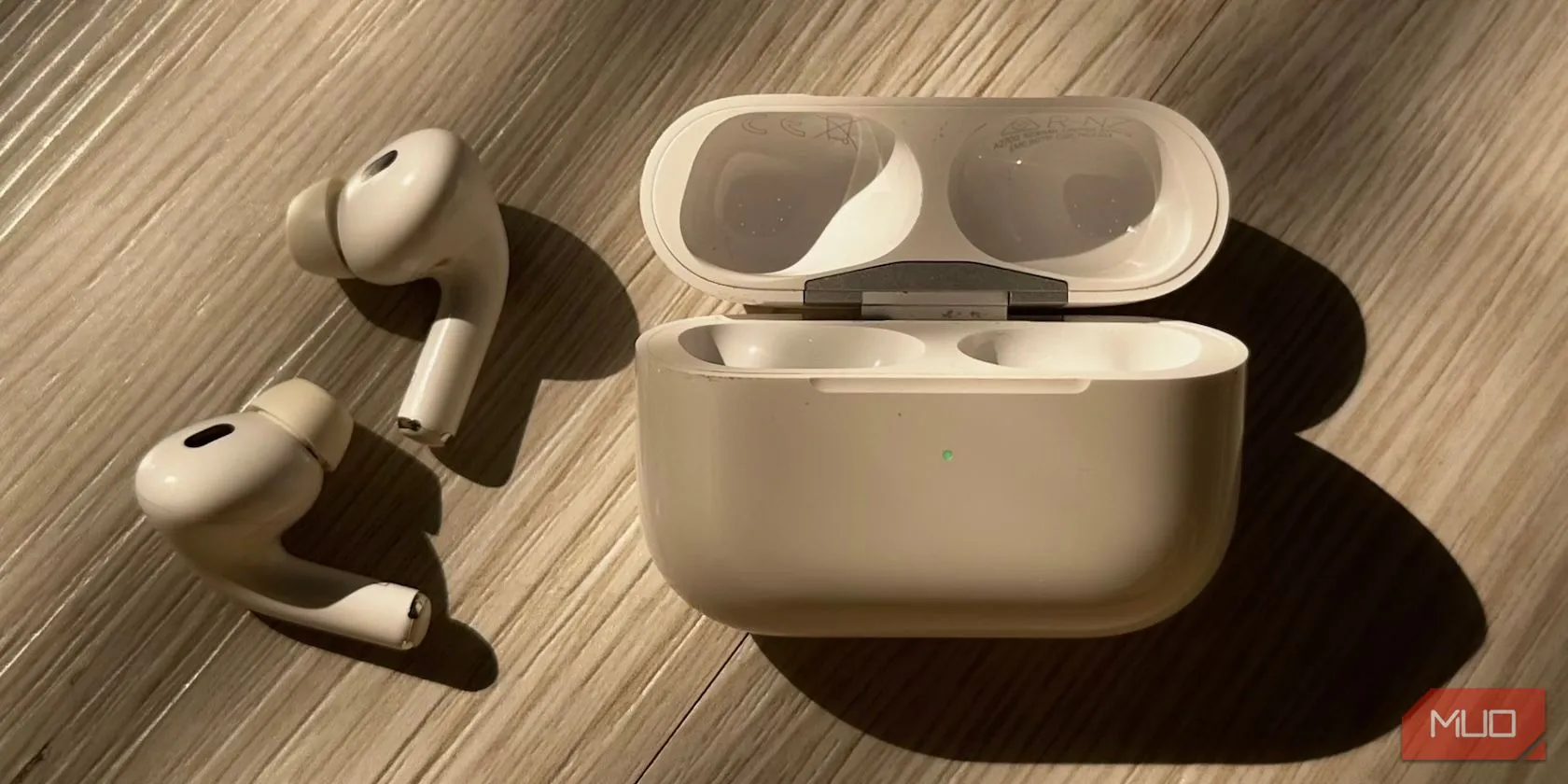 Đèn trạng thái màu xanh lá trên hộp sạc AirPods, thường thấy ở các mẫu có hộp sạc hình chữ nhật ngang như AirPods thế hệ 3 và AirPods Pro.