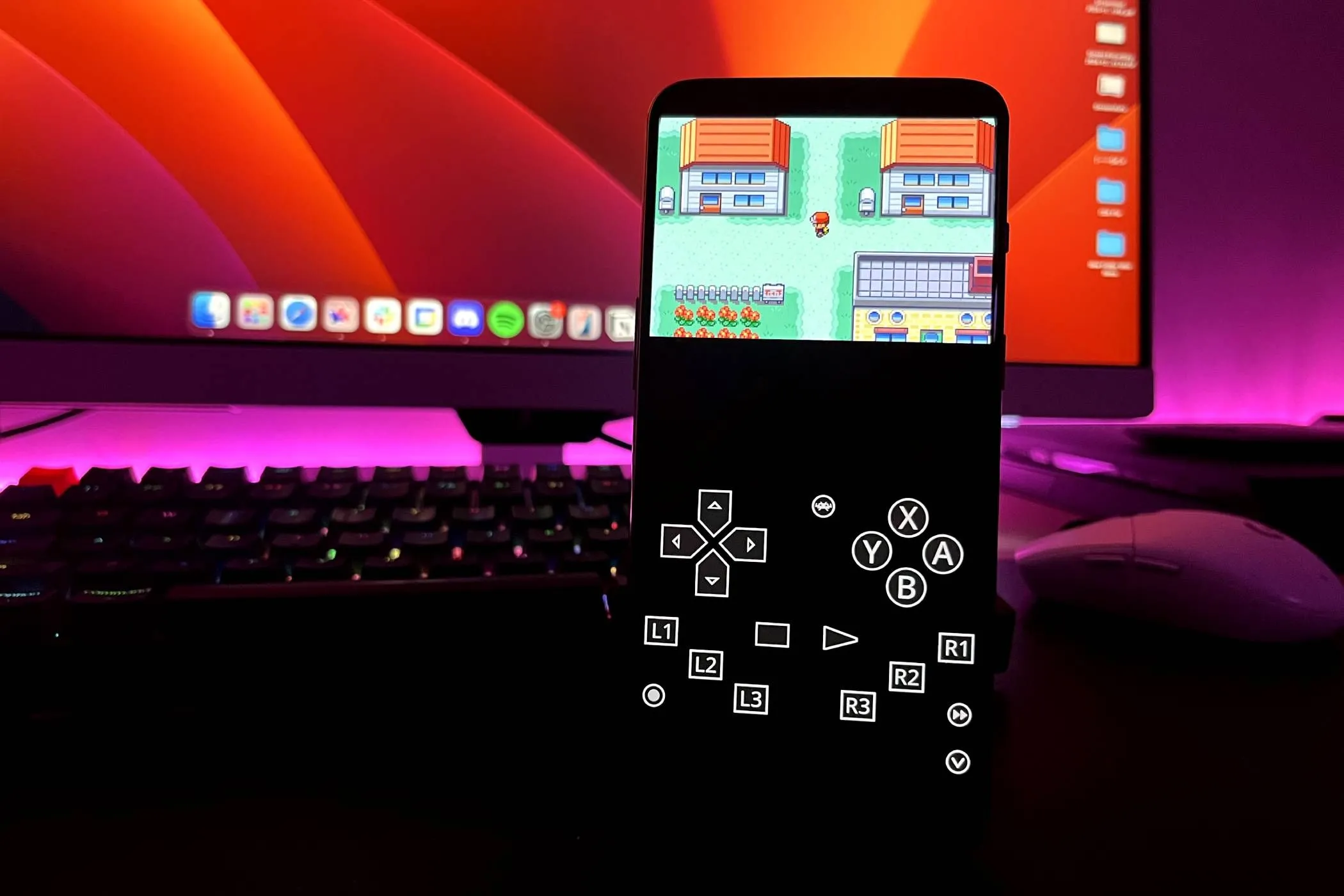 Điện thoại Android đang chạy trò chơi Pokémon thông qua trình giả lập, đặt cạnh bàn phím và chuột, thể hiện việc biến smartphone cũ thành máy chơi game.