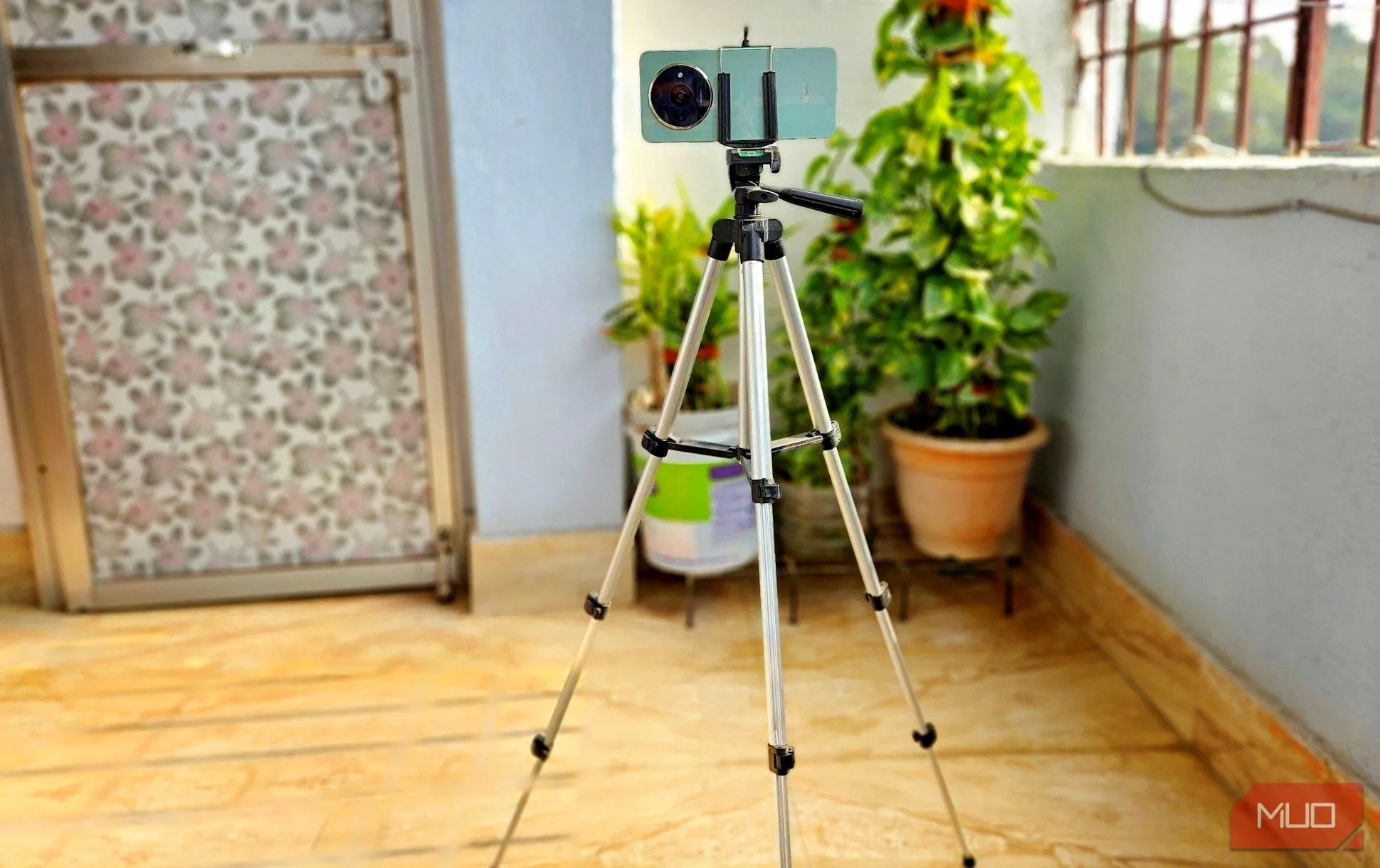 Điện thoại đặt trên tripod để chụp ảnh ban đêm đẹp hơn