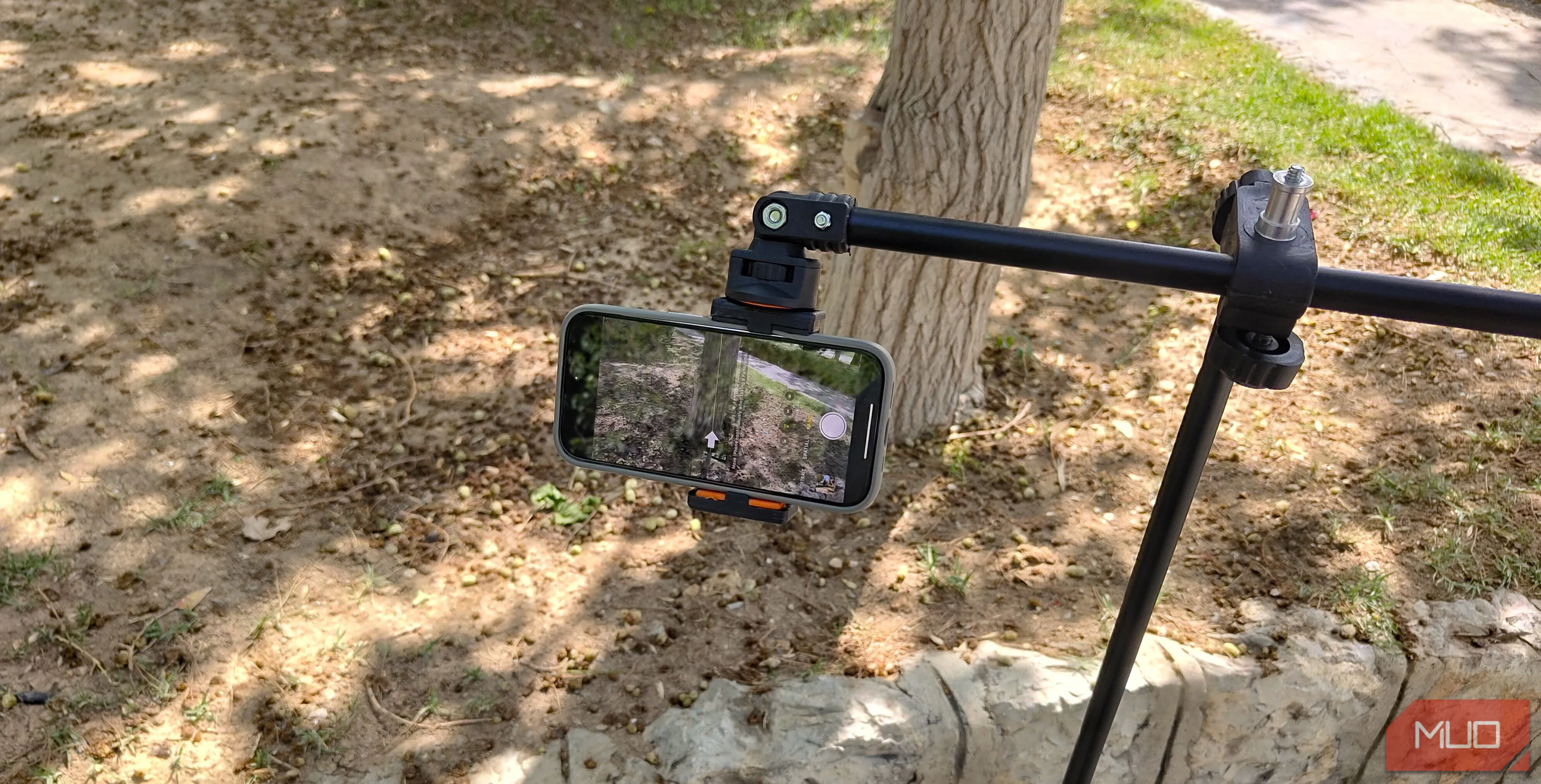 Điện thoại gắn trên tripod chắc chắn, minh họa cách thiết lập