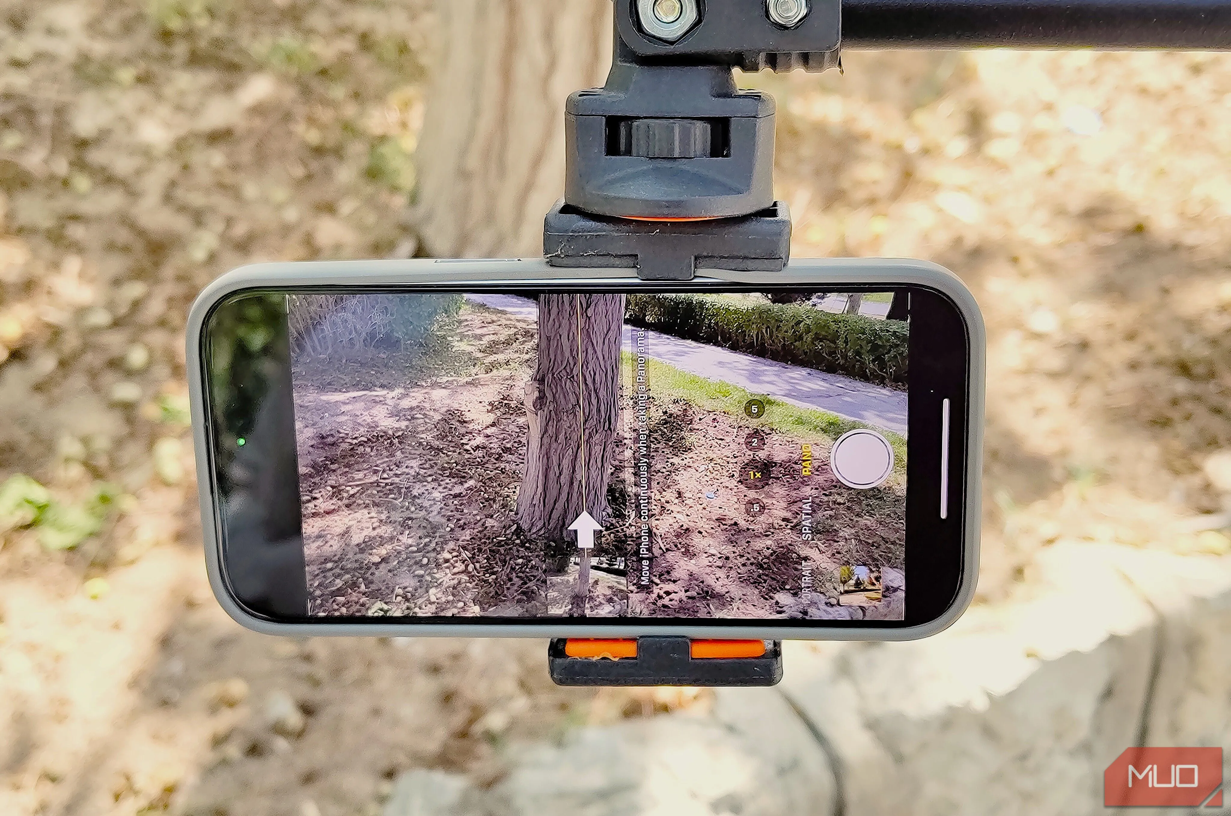 Điện thoại gắn trên tripod ở chế độ panorama, sẵn sàng chụp ảnh dọc