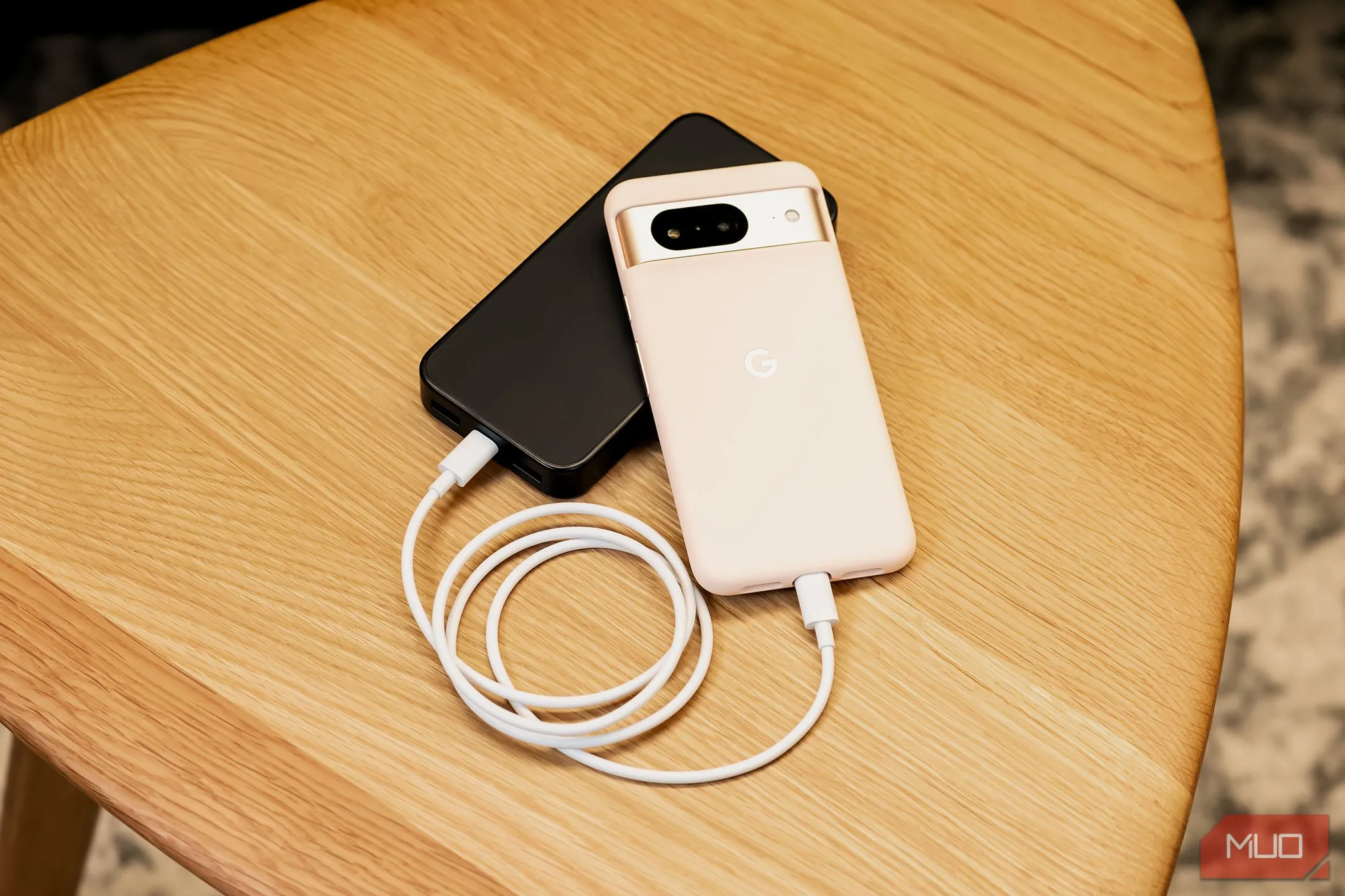 Điện thoại Google Pixel 8 đang được sạc pin, thể hiện vấn đề về thời lượng pin và tốc độ sạc chậm.