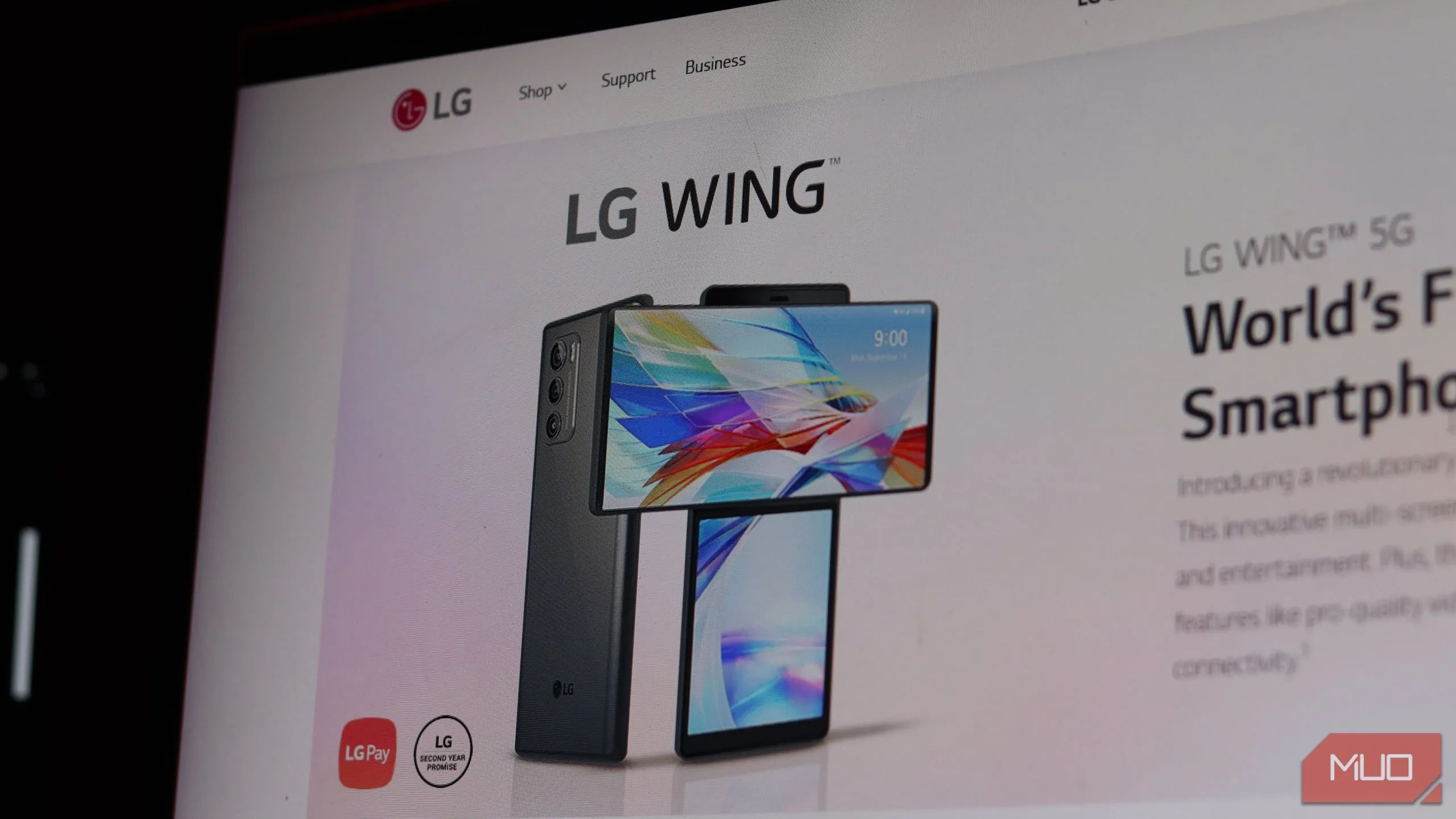 Điện thoại LG Wing với màn hình xoay độc đáo và logo LG, biểu tượng cho sự đổi mới nhưng đã dừng hỗ trợ phần mềm.