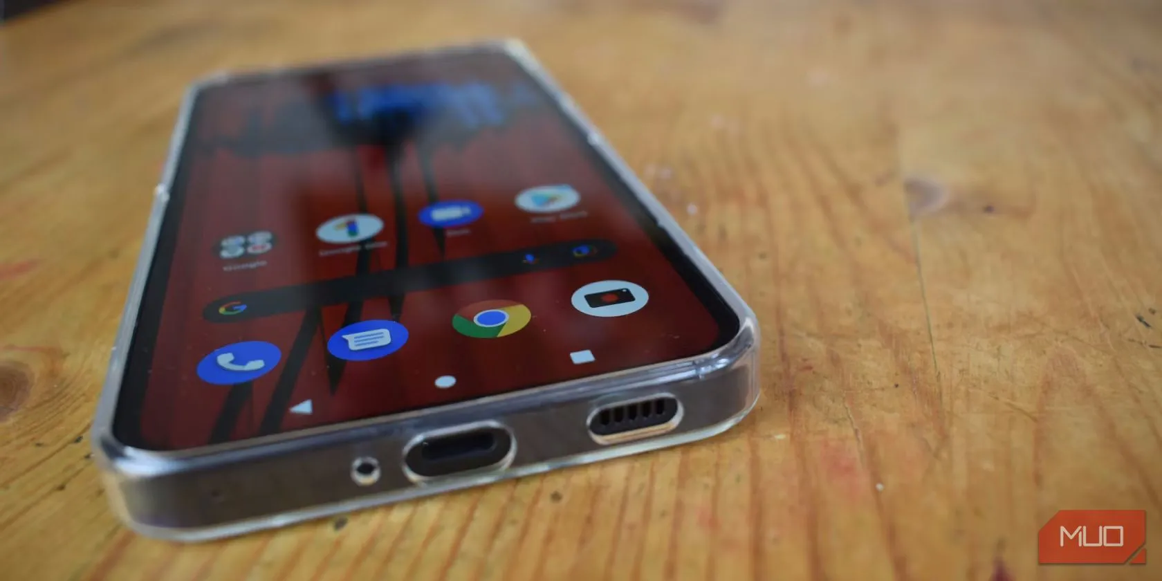 Điện thoại Nothing Phone 1 trong ốp lưng hiển thị cổng sạc, nhấn mạnh tầm quan trọng của nút chống bụi