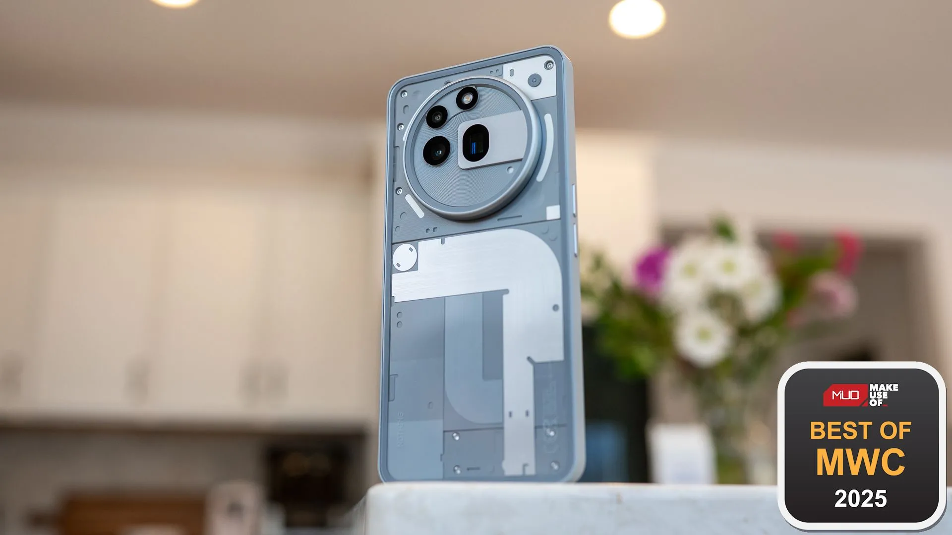 Điện thoại Nothing Phone (3a) Pro màu đen với thiết kế trong suốt đặc trưng và giải thưởng tại triển lãm MWC 2025.