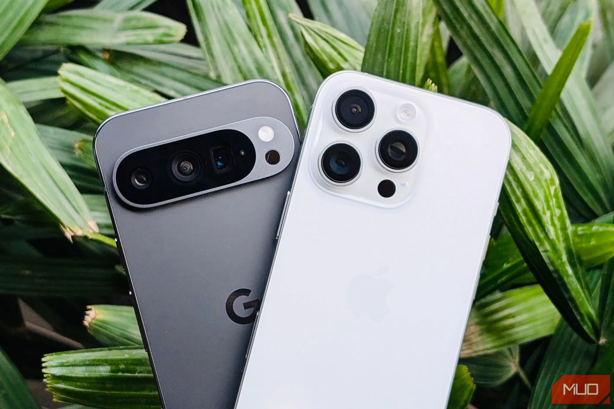 Điện thoại Pixel 9 Pro và iPhone 16 Pro đặt cạnh nhau, minh họa sự khác biệt về hệ sinh thái phụ kiện.