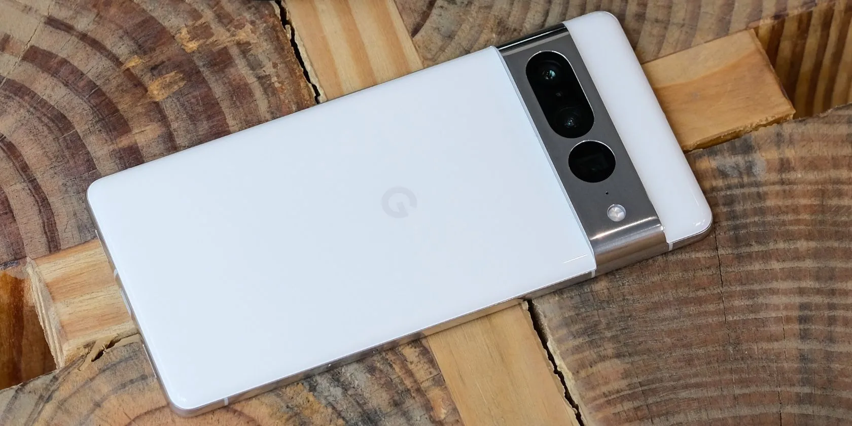 Điện thoại Pixel hiển thị hình nền với hiệu ứng điện ảnh trên Android