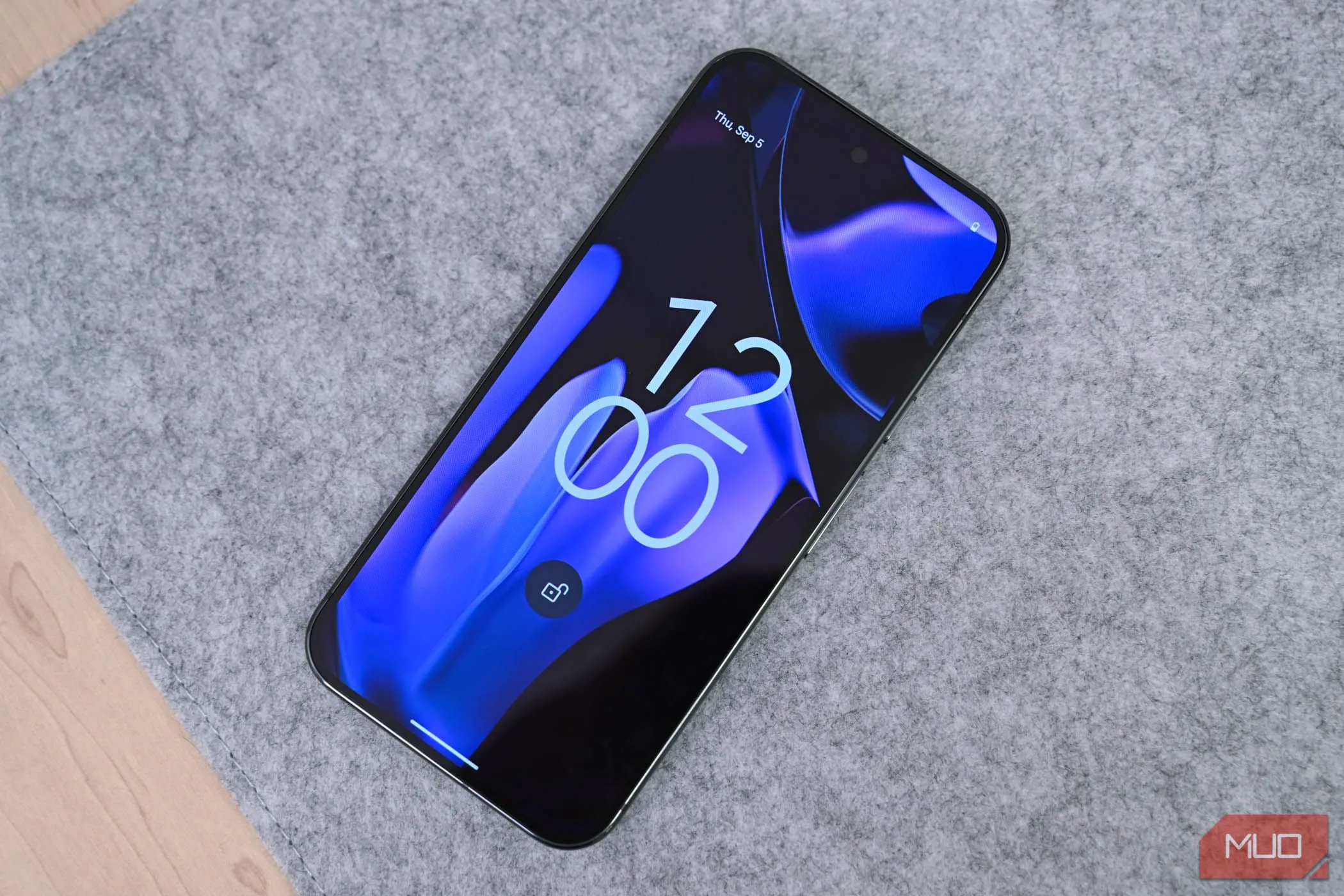 Điện thoại Pixel với tính năng ẩn OTP trên màn hình khóa Android 16