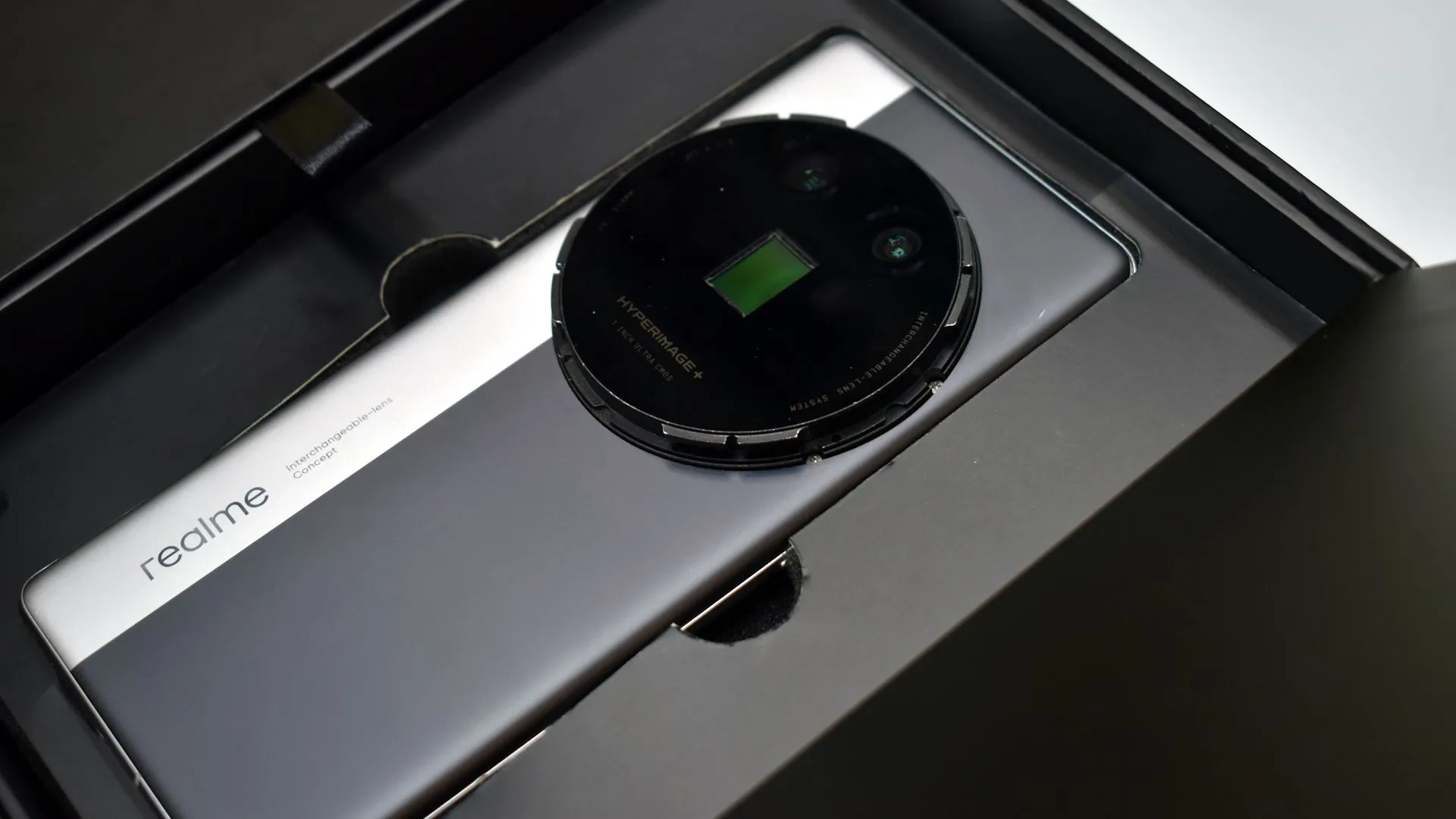 Điện thoại Realme Ultra Concept và bộ ống kính Leica M-Mount được trưng bày trong hộp tại MWC 2025.