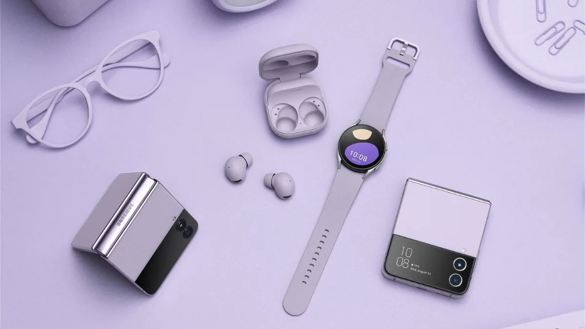 Điện thoại Samsung Galaxy Z Flip4 cùng với Galaxy Watch5 Pro và Galaxy Buds2 Pro, thể hiện hệ sinh thái liền mạch của Samsung.