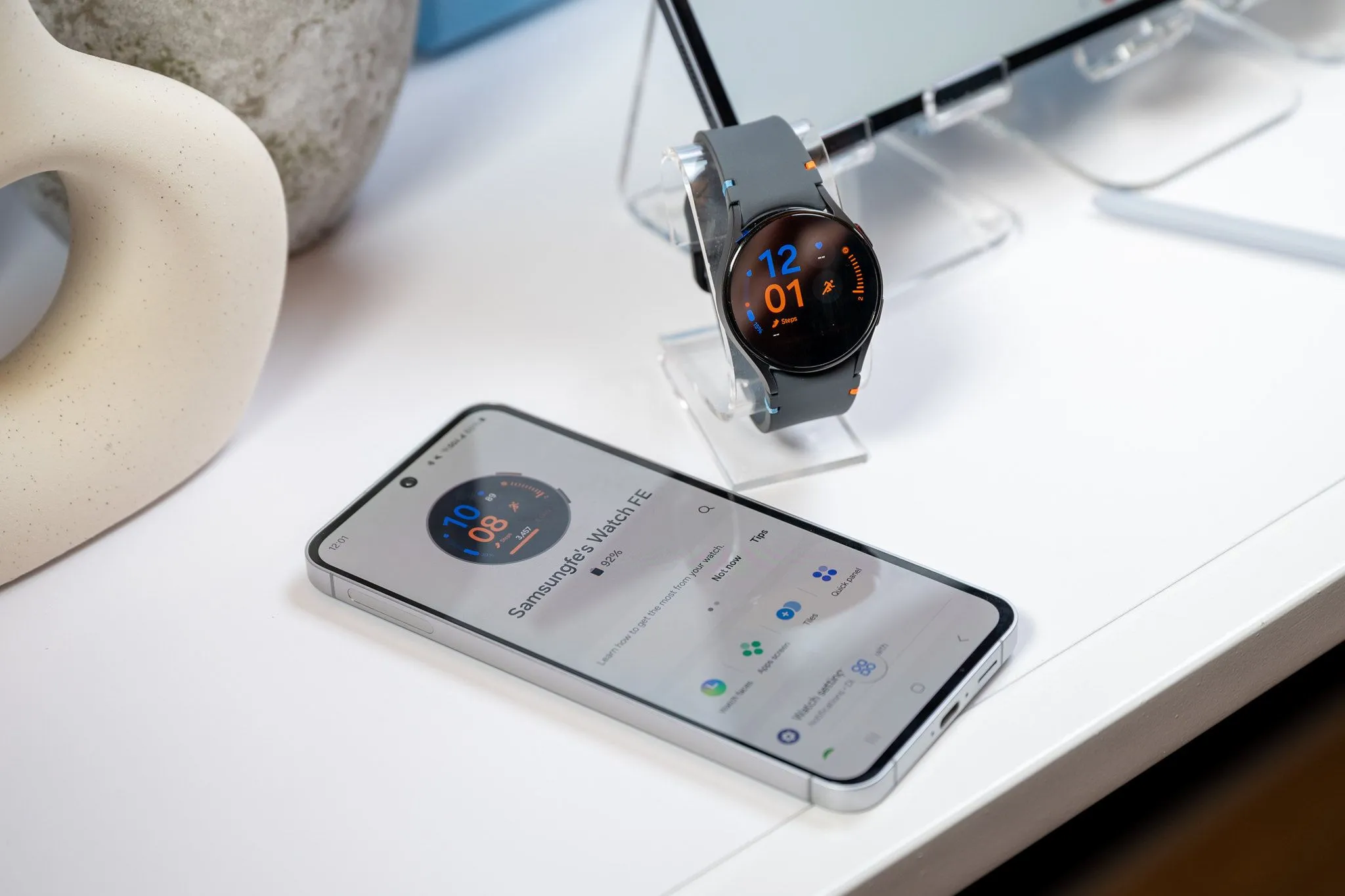 Điện thoại Samsung sạc cho Galaxy Watch qua cáp USB-C