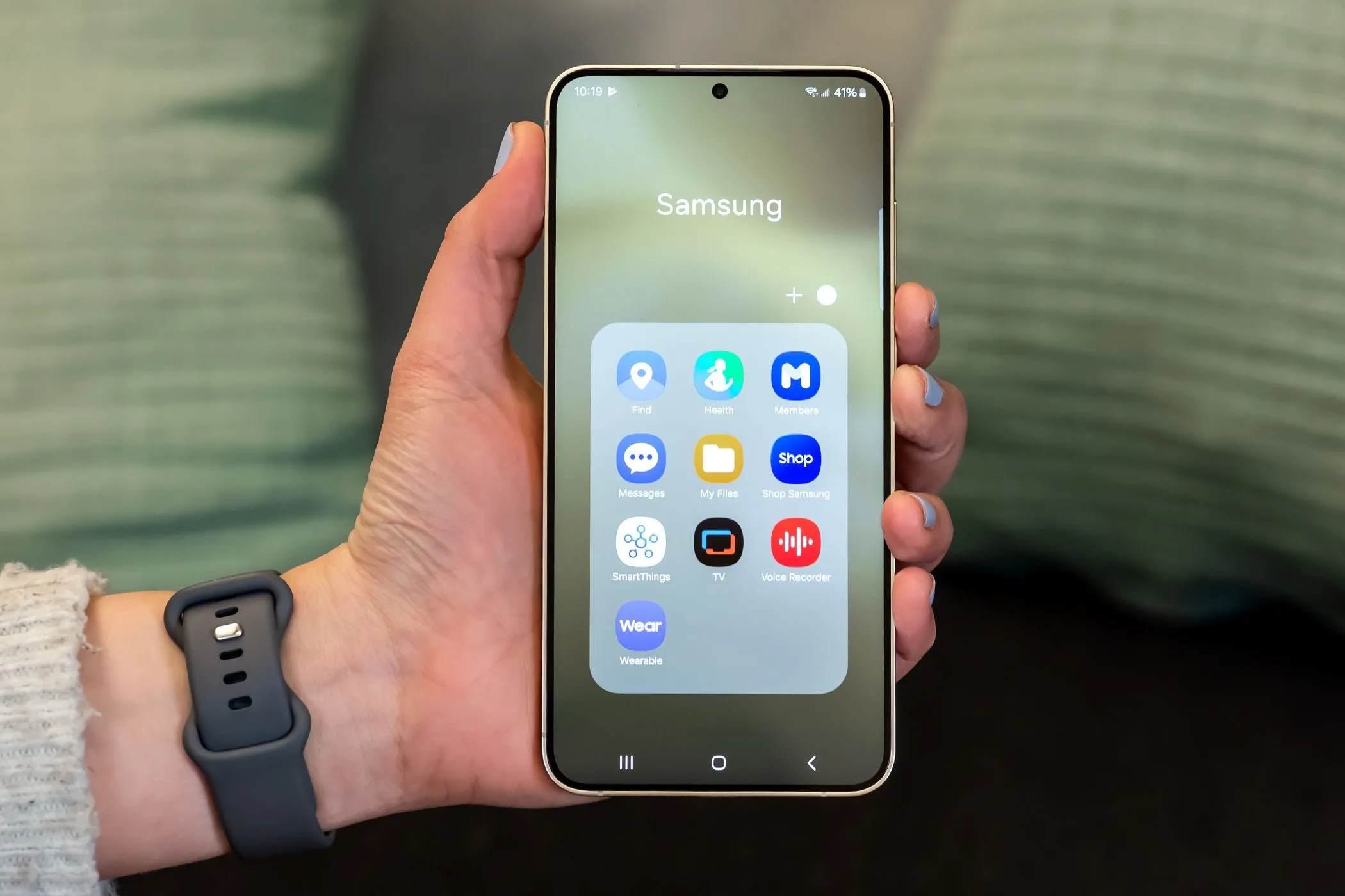 Điện thoại Samsung với thư mục chứa các ứng dụng cài sẵn của Samsung