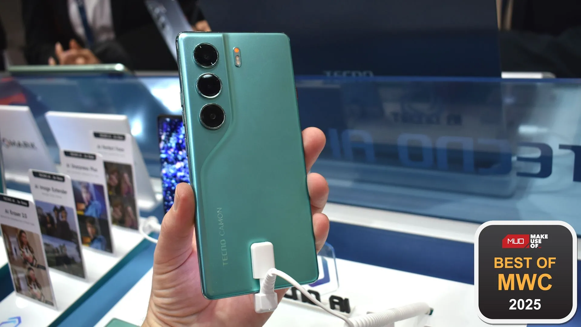 Điện thoại Tecno Camon 40 Pro 5G với thiết kế camera đặc trưng và một giải thưởng tại triển lãm MWC 2025.