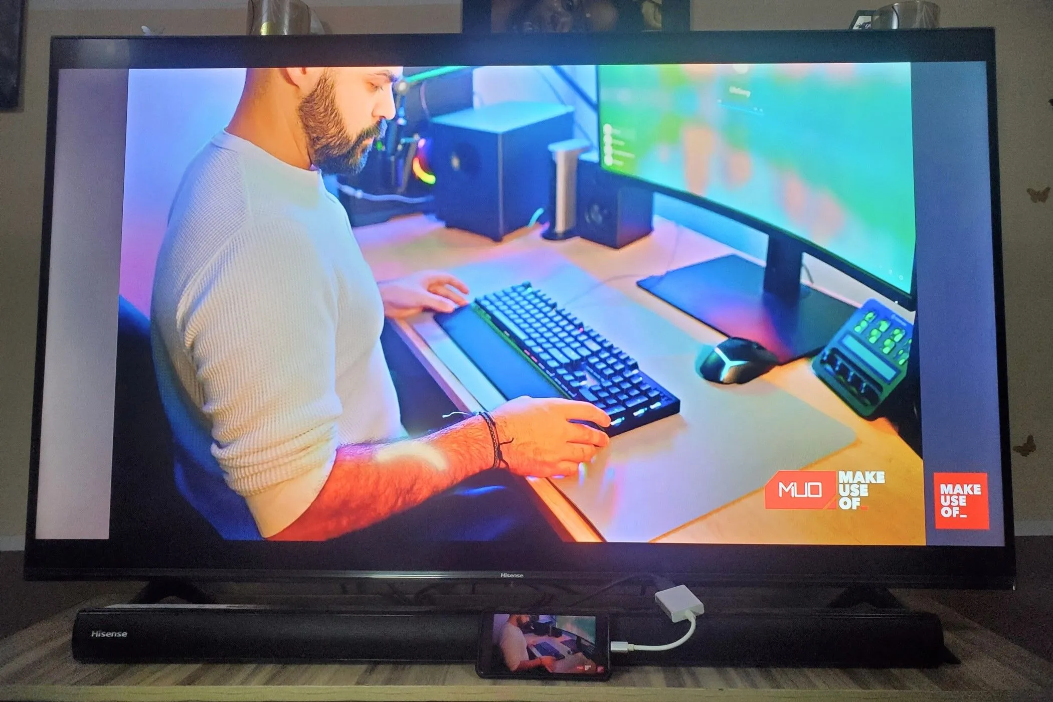 Điện thoại thông minh kết nối TV qua cáp chuyển USB-C sang HDMI, minh họa việc truyền tải nội dung số sang màn hình lớn, cho thấy sự đa dạng trong kết nối và tầm quan trọng của cáp chất lượng cao để tránh tình trạng hình ảnh TV 4K bị kém.