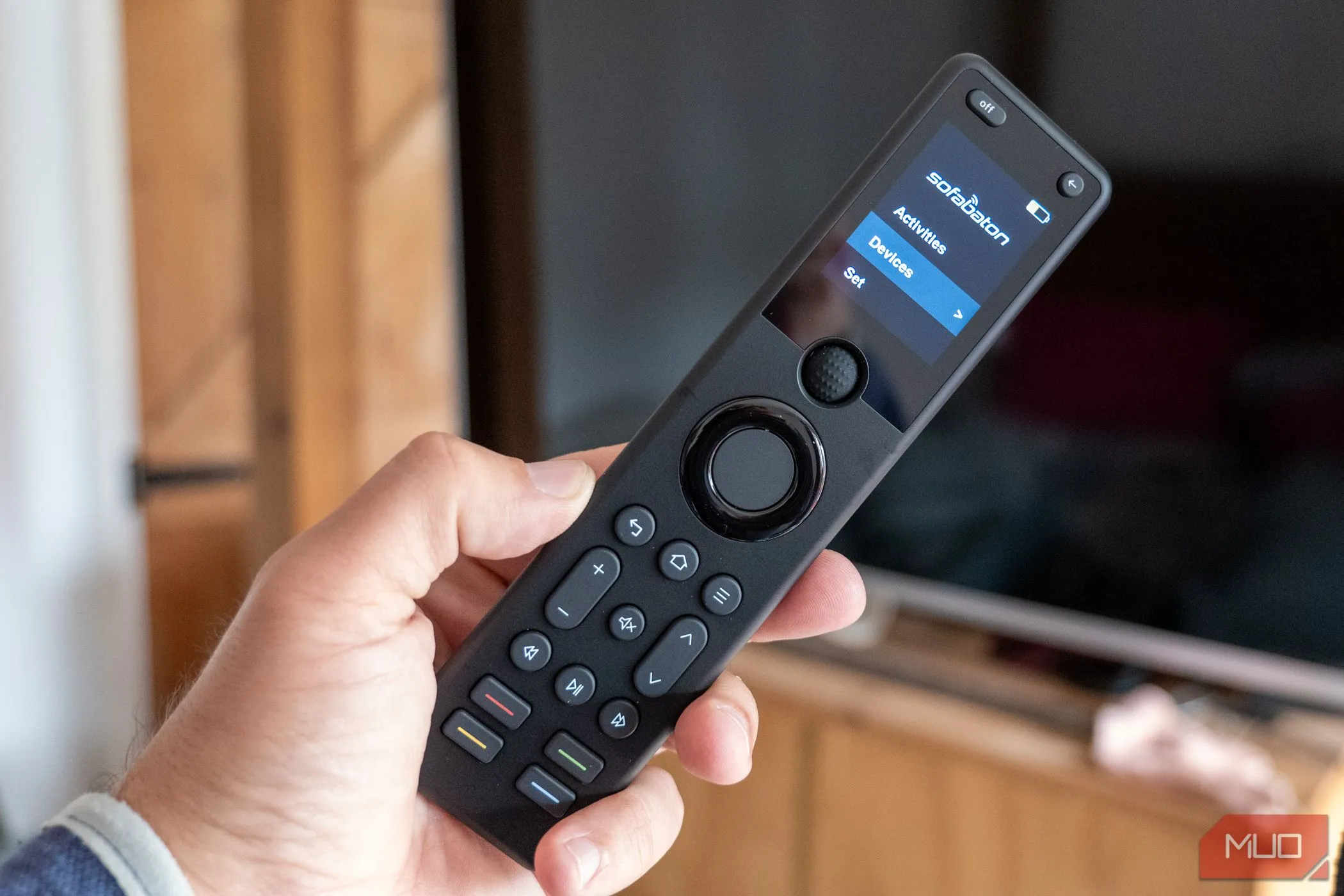 Điều khiển đa năng Sofabaton X1S cầm tay với màn hình hiển thị, một giải pháp thay thế remote Smart TV.
