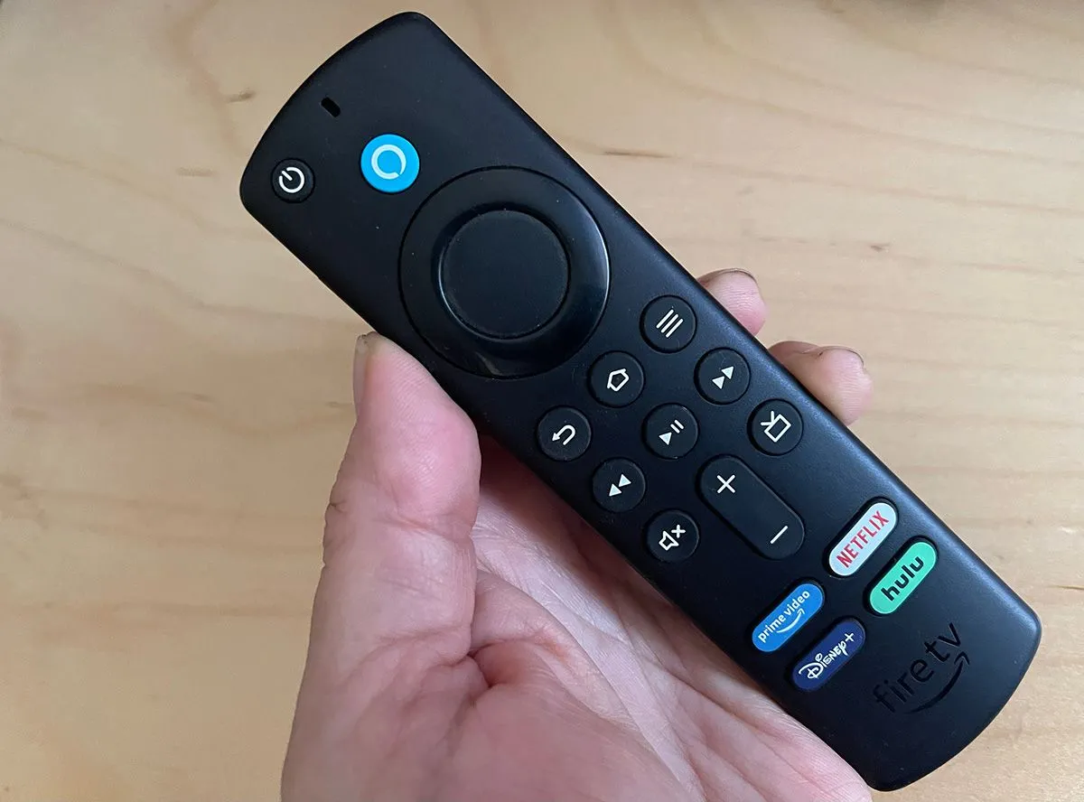 Điều khiển giọng nói Fire TV trong tay, biểu thị tính năng điều khiển Smart TV bằng giọng nói