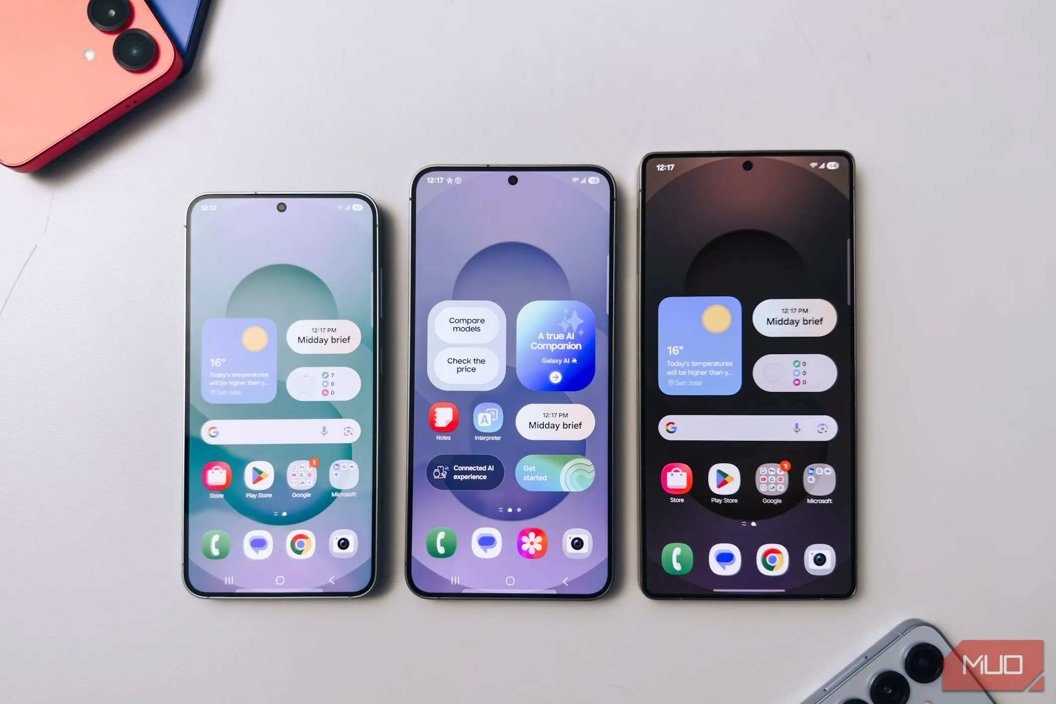 Dòng điện thoại Samsung Galaxy S25 trên bàn trắng, minh họa cho phần mềm được tối ưu tốt