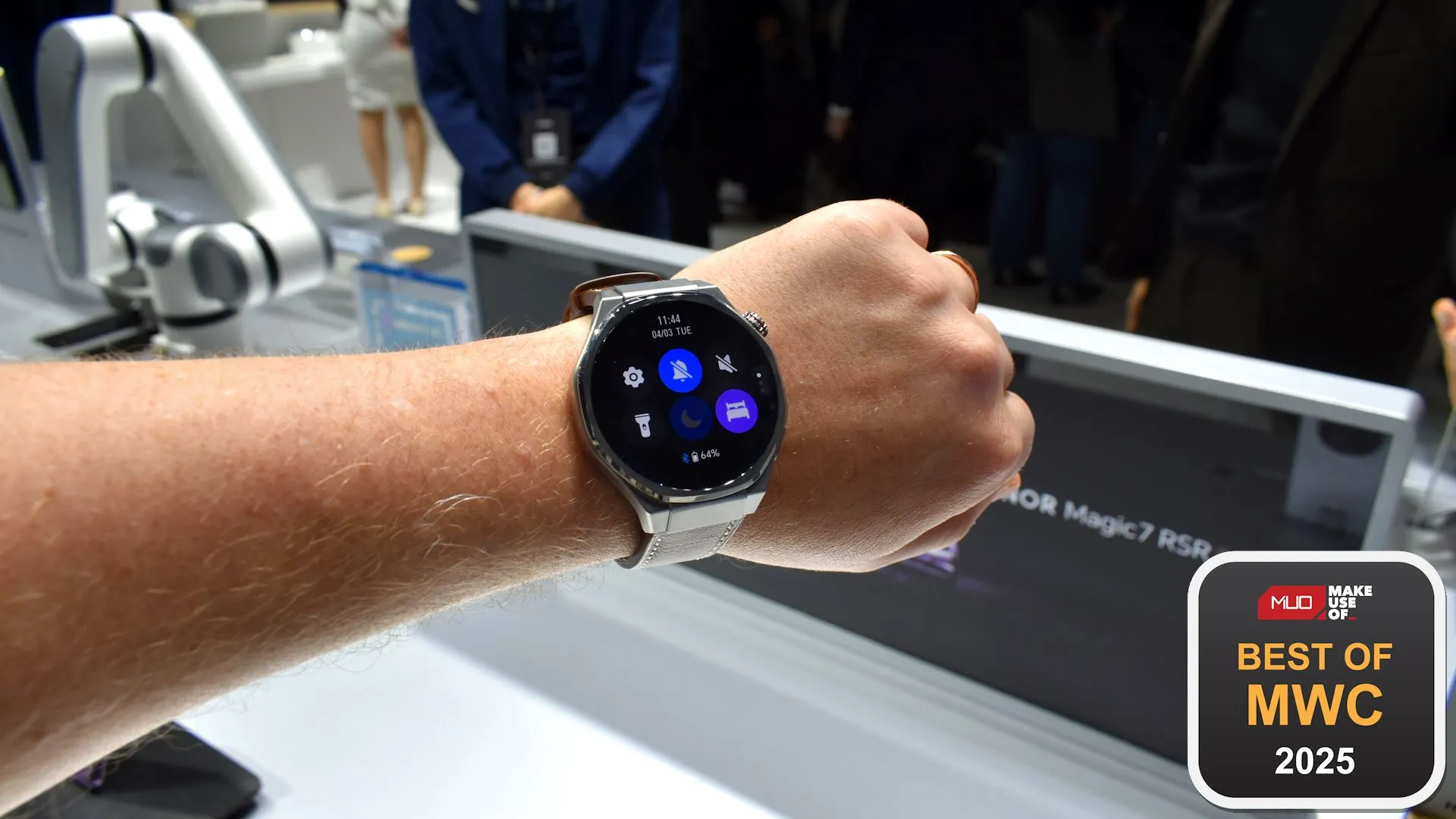 Đồng hồ thông minh Honor Watch 5 Ultra màu đen với dây đeo cao su và một giải thưởng tại triển lãm MWC 2025.