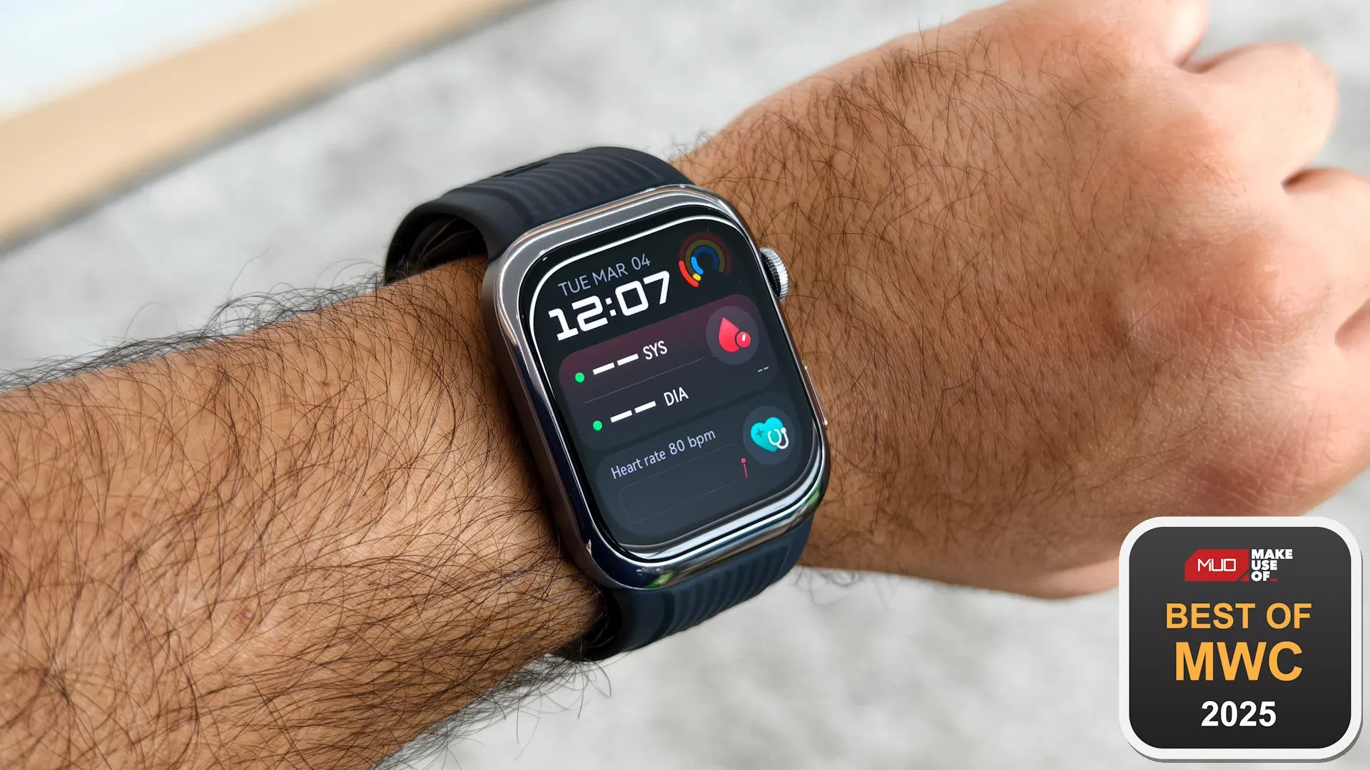 Đồng hồ thông minh Huawei Watch D2 màu đen với màn hình hiển thị tính năng đo huyết áp và giải thưởng tại MWC 2025.