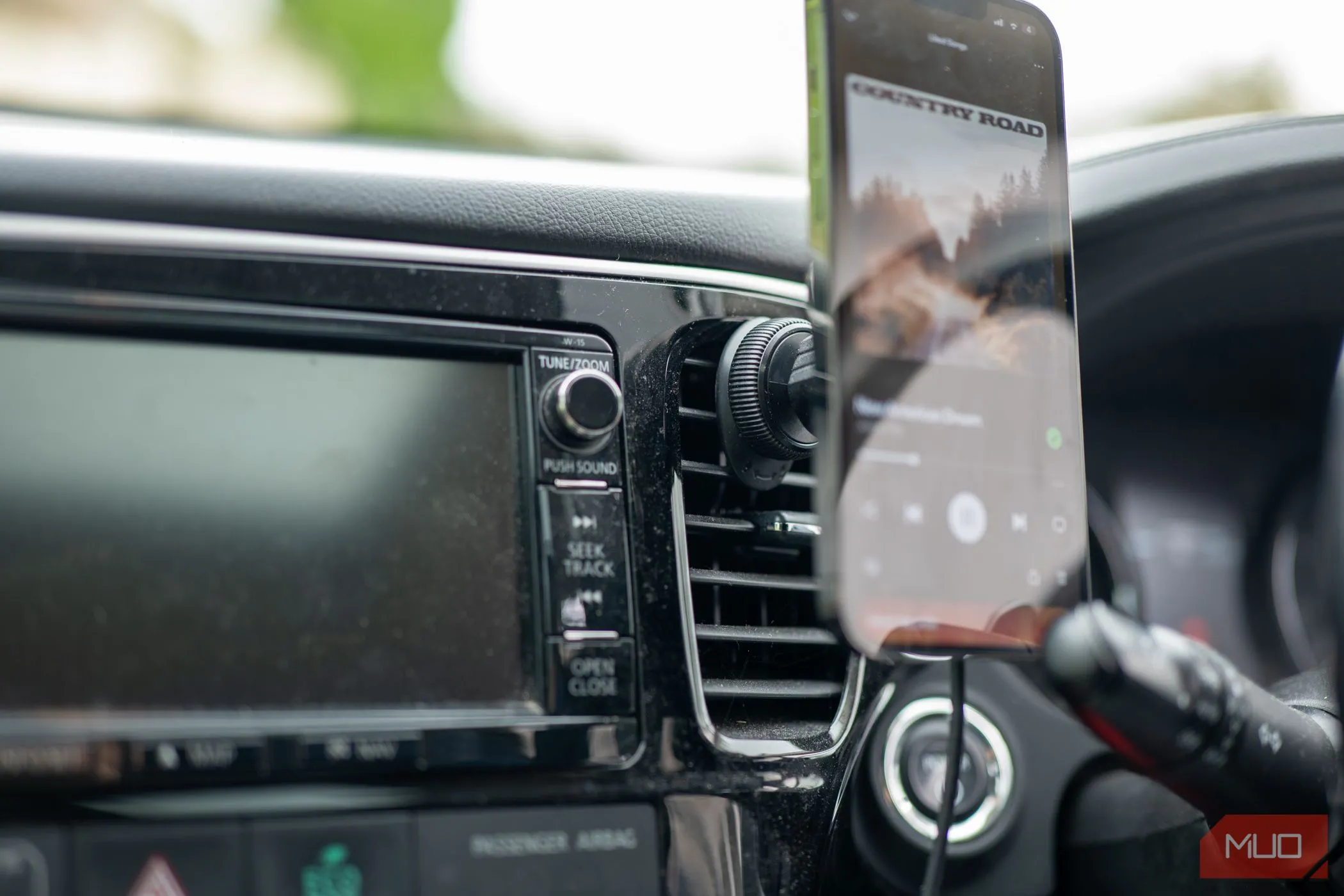 Giá đỡ điện thoại gắn trên ô tô, minh họa vị trí lắp đặt smartphone cũ để làm camera hành trình hoặc màn hình Android Auto.