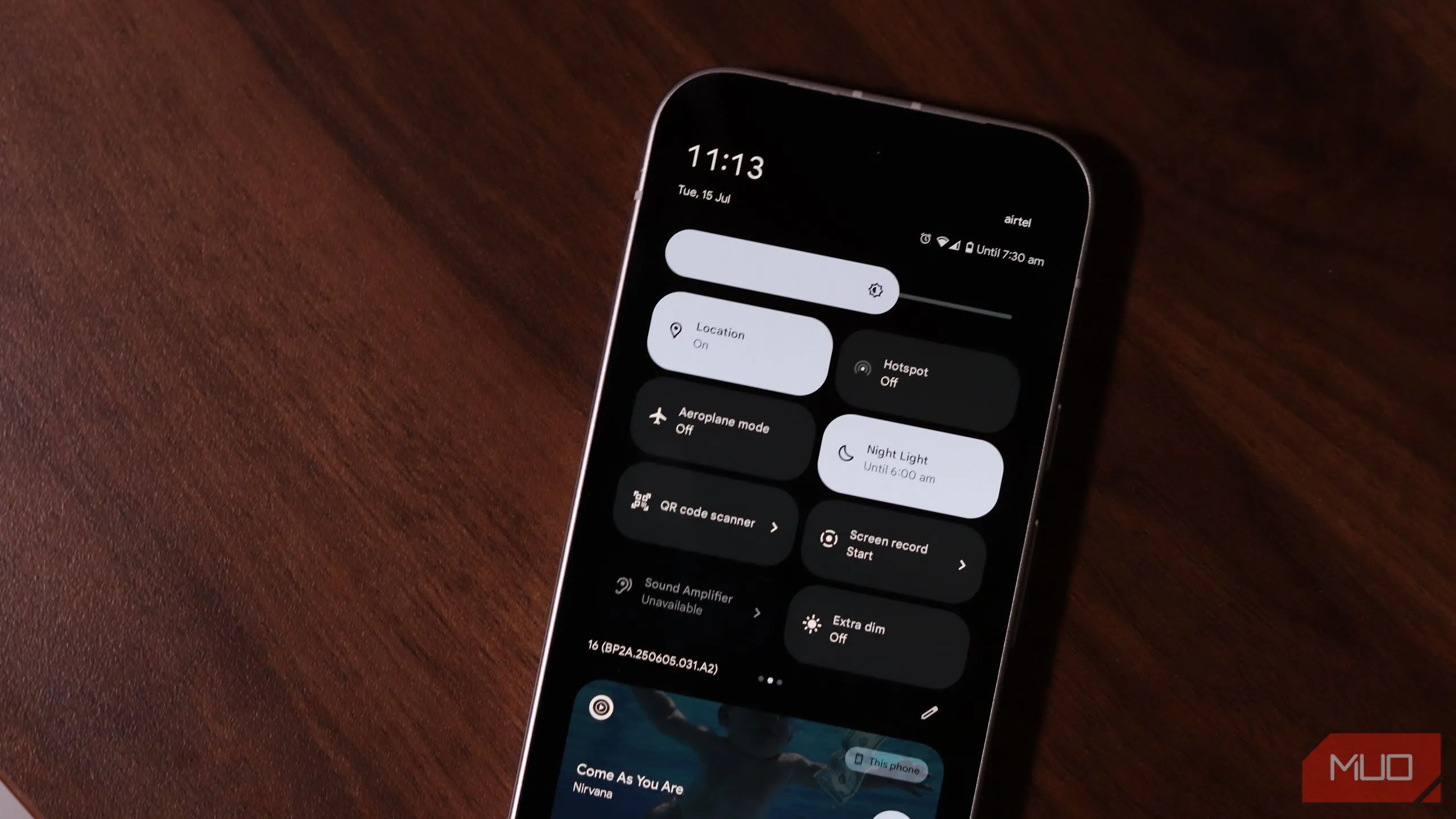 Giao diện Android trên Pixel 9a hiển thị tùy chọn bật chế độ máy bay trong trung tâm thông báo khi màn hình khóa
