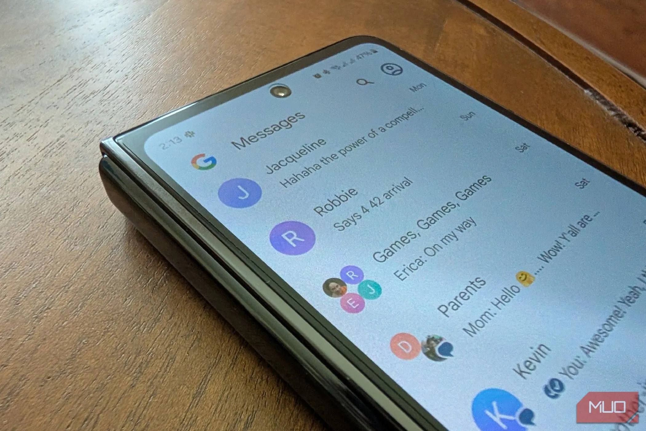 Giao diện cuộc trò chuyện trên Google Messages hiển thị trên Samsung Galaxy Z Fold 5, minh họa sự cần thiết của các ứng dụng tin nhắn mã hóa.