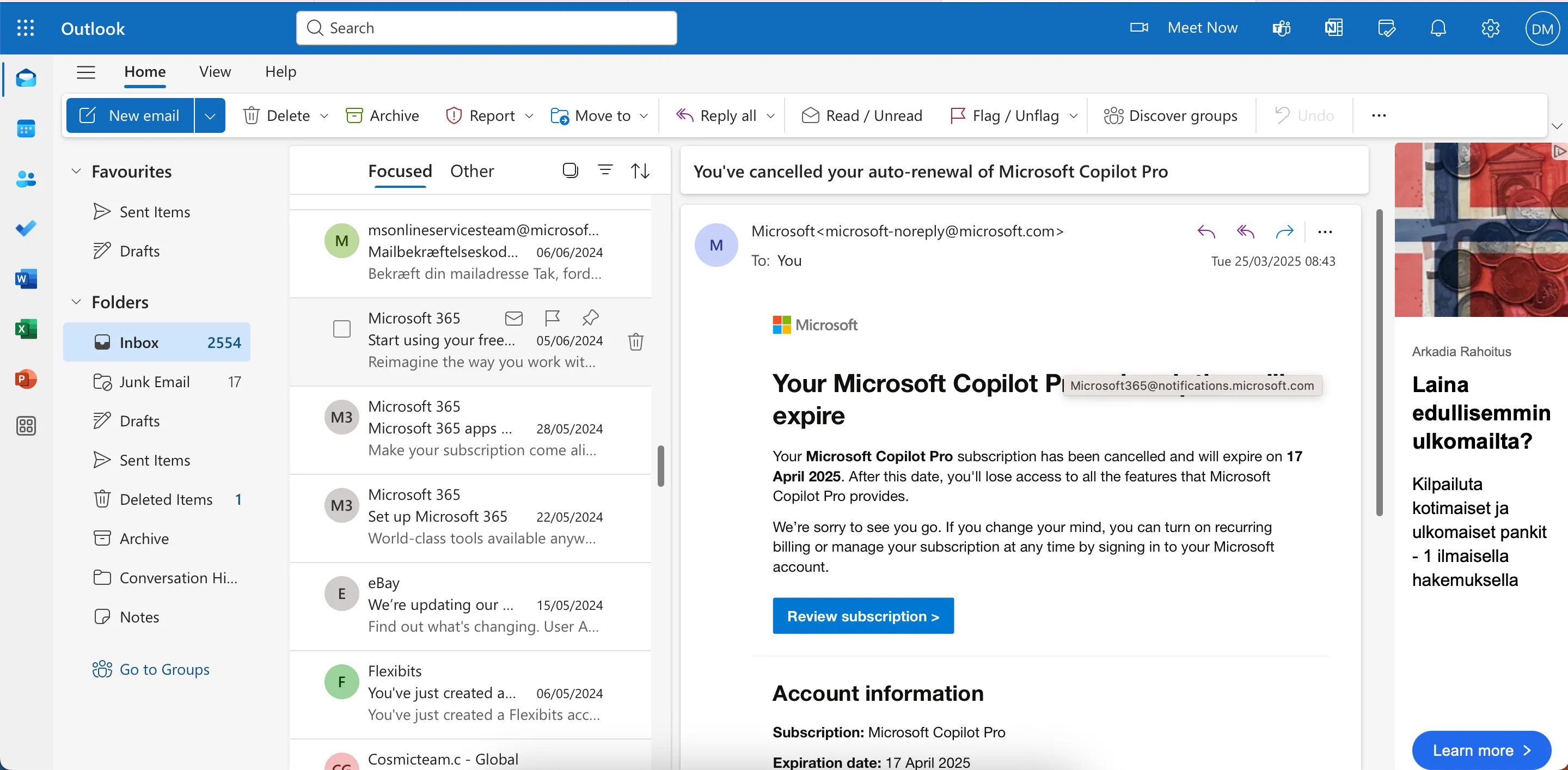Giao diện hộp thư đến cồng kềnh của Outlook với nhiều nút bấm và menu