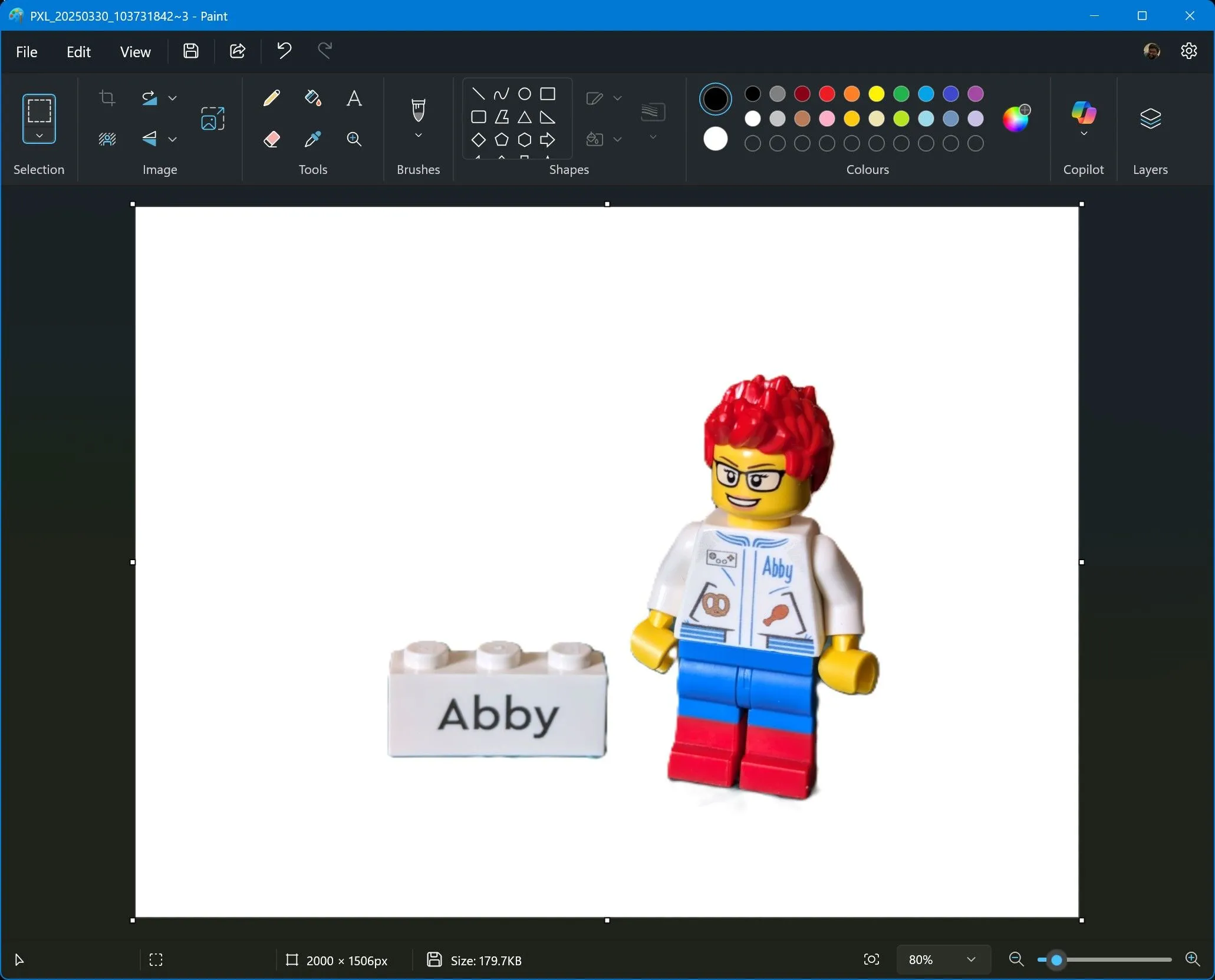 Giao diện Microsoft Paint với tính năng xóa nền được kích hoạt, tách chủ thể ra khỏi hậu cảnh.