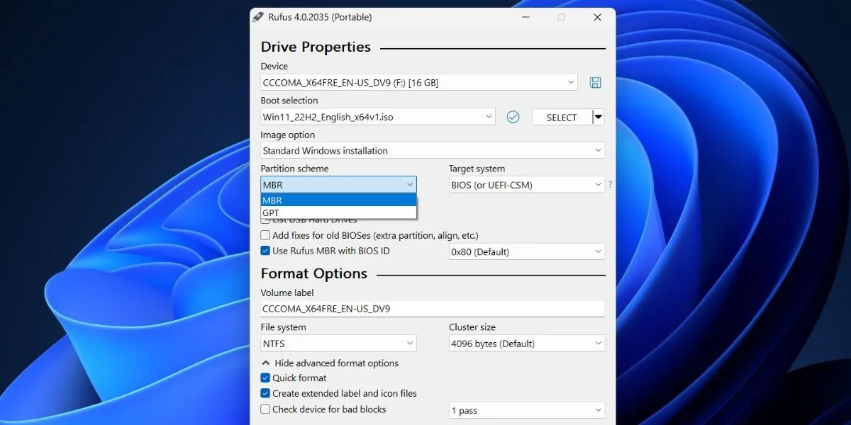 Giao diện Rufus hiển thị các tùy chọn để tạo USB cài đặt Windows 11 bootable, bao gồm chọn thiết bị, ISO, lược đồ phân vùng và hệ thống đích