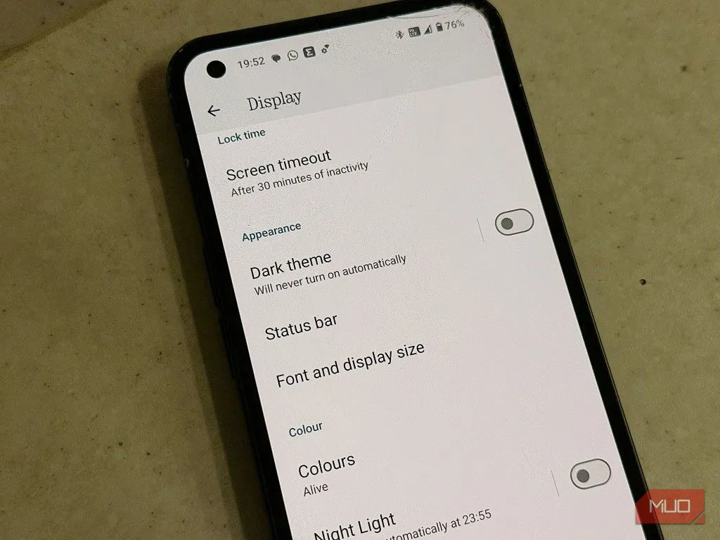 Giao diện sáng (Light Mode) trên màn hình điện thoại Android, minh họa trạng thái tiêu thụ năng lượng cao.