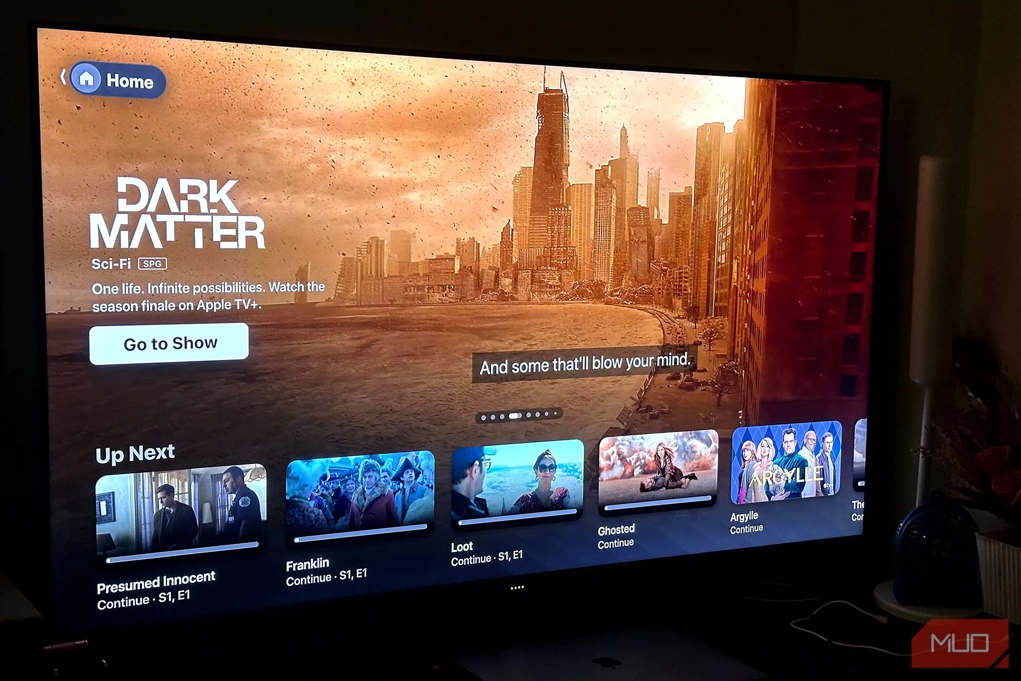 Giao diện tvOS của Apple TV 4K hiển thị trên màn hình TV thông minh, thể hiện sự mượt mà và trực quan.