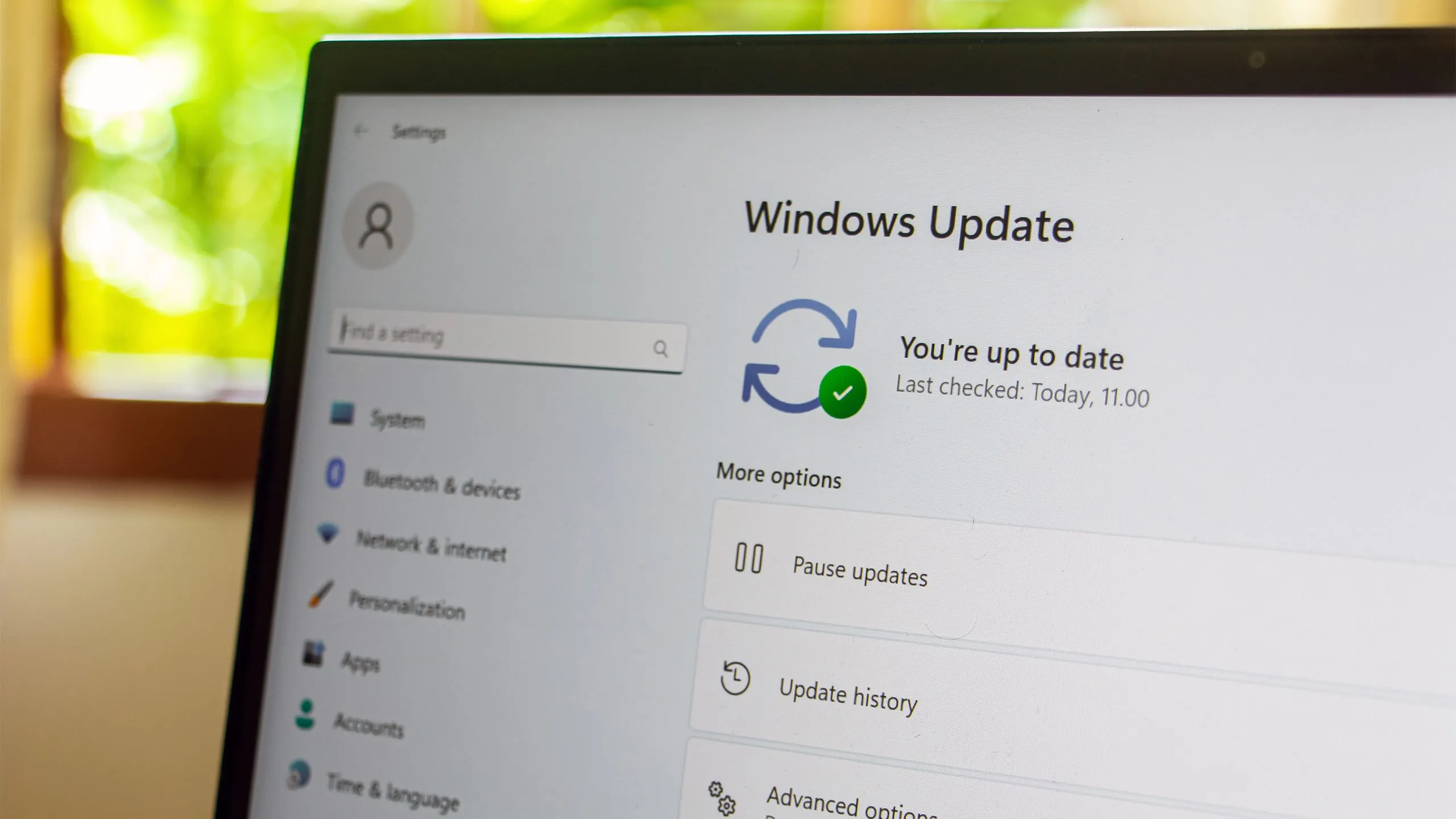 Giao diện ứng dụng Cài đặt (Settings) của Windows 11 hiển thị tùy chọn Windows Update, nơi người dùng có thể kiểm tra và cài đặt các bản cập nhật bảo mật.