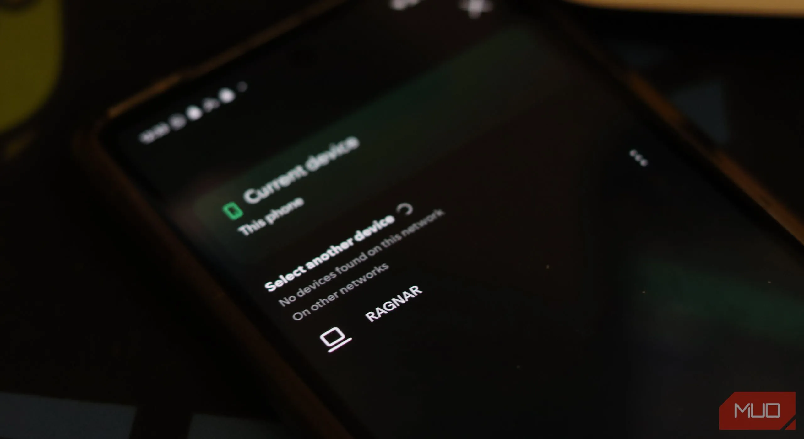 Giao diện ứng dụng Spotify trên điện thoại di động (Android) với biểu tượng Spotify Connect nổi bật ở góc dưới.