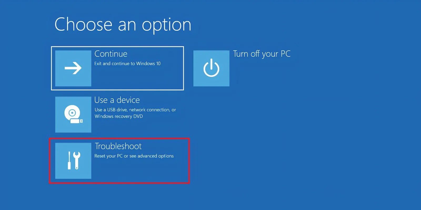 Giao diện Windows Recovery Environment với tùy chọn "Troubleshoot" được chọn để khắc phục lỗi khởi động máy tính.